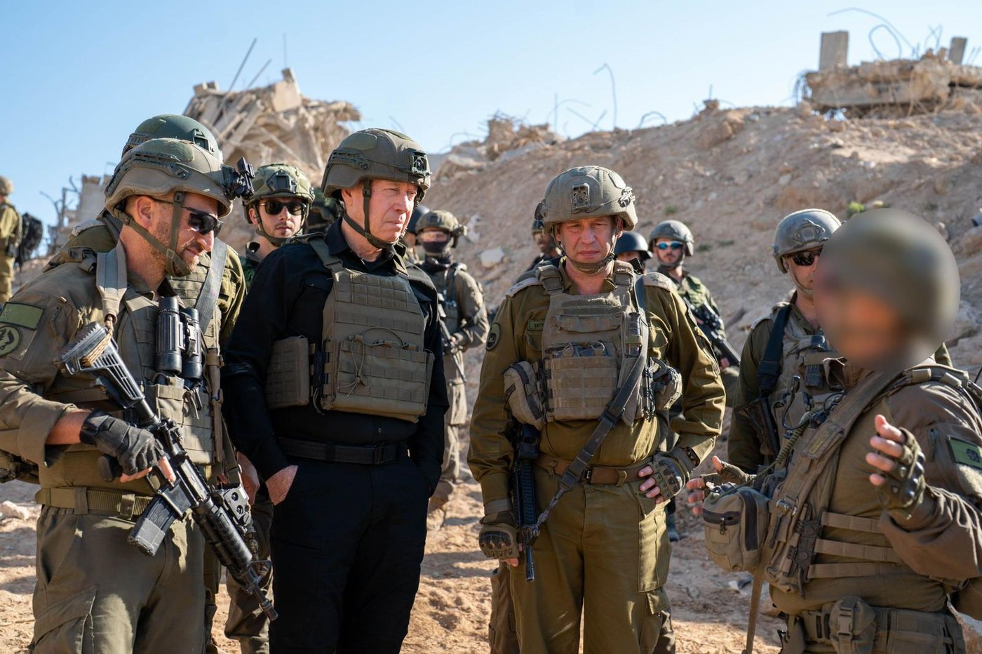 שר הביטחון יואב גלנט עם לוחמי צה"ל ברפיח