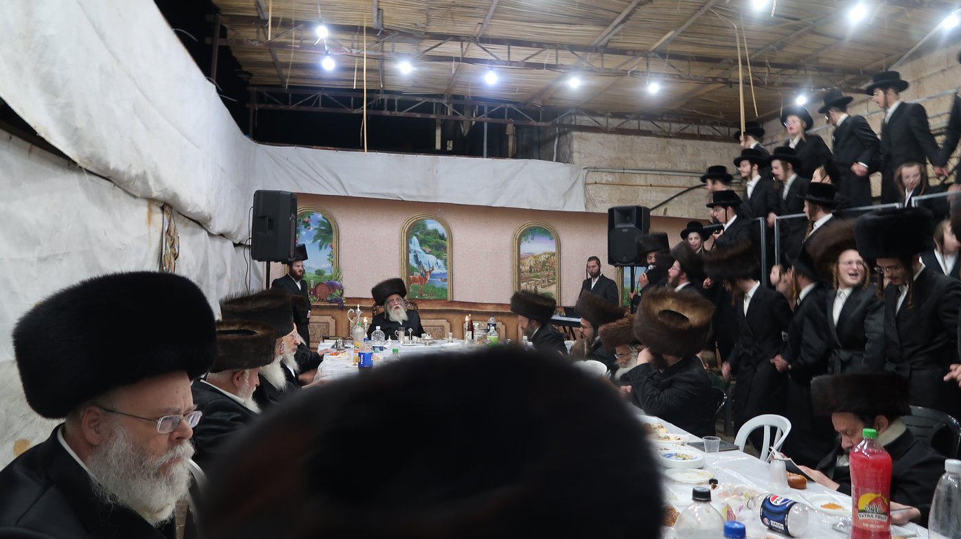 חג הסוכות אצל האדמו"ר משידלובצא 
