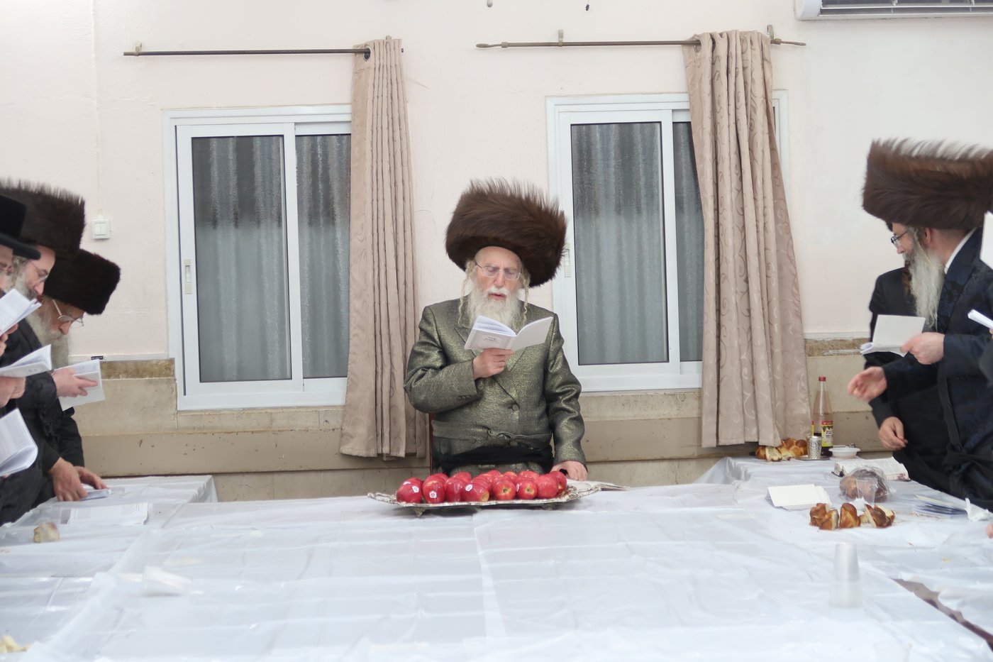 סוכות אצל הגה"צ אב"ד קרית צאנז ירושלים 