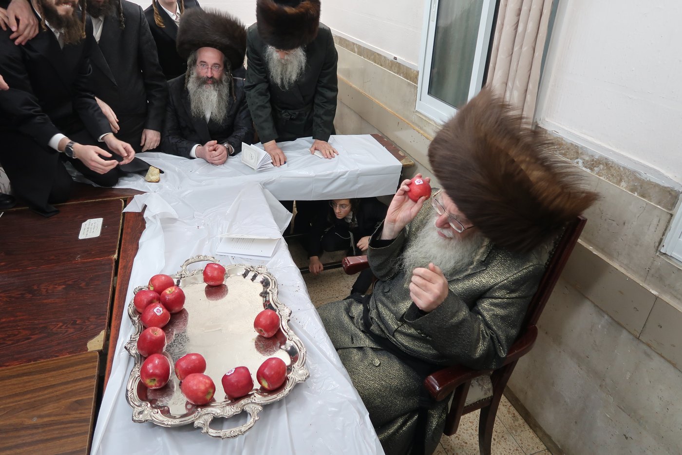 סוכות אצל הגה"צ אב"ד קרית צאנז ירושלים 