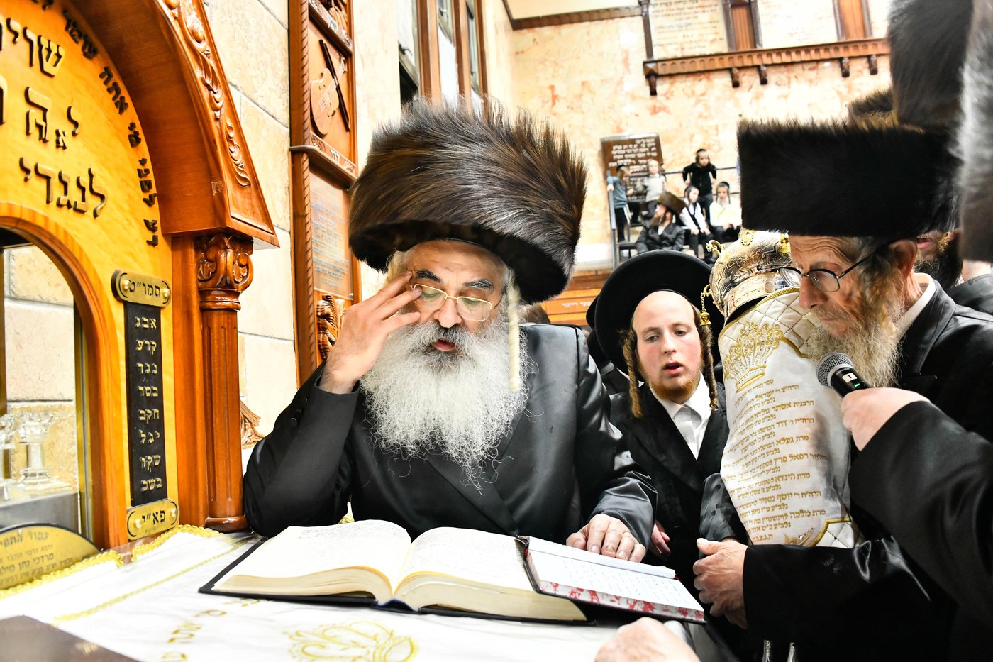 הכנסת ספר תורה בחצה"ק דושינסקיא 