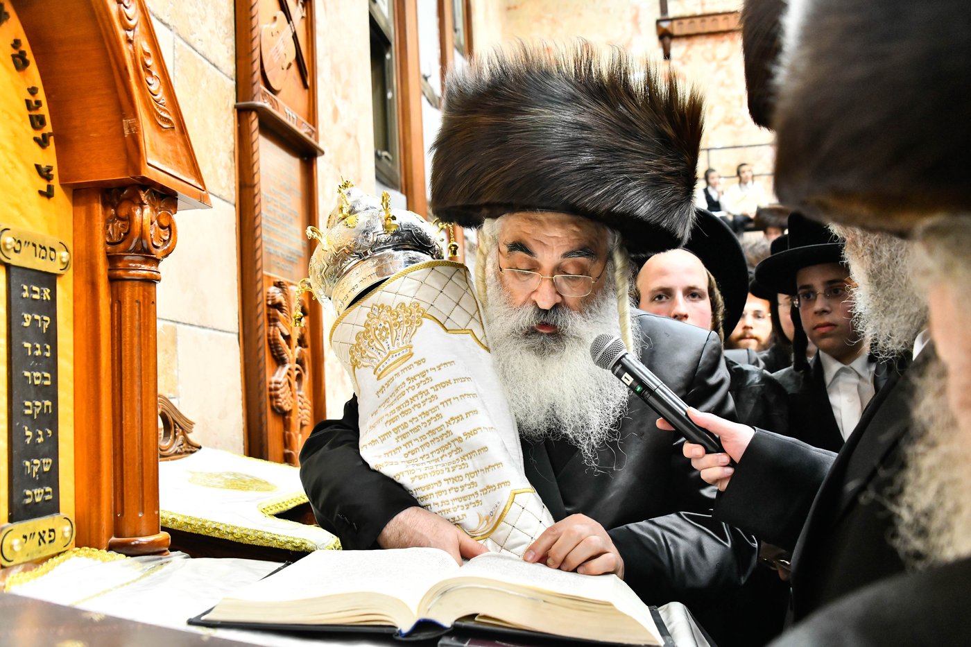 הכנסת ספר תורה בחצה"ק דושינסקיא 