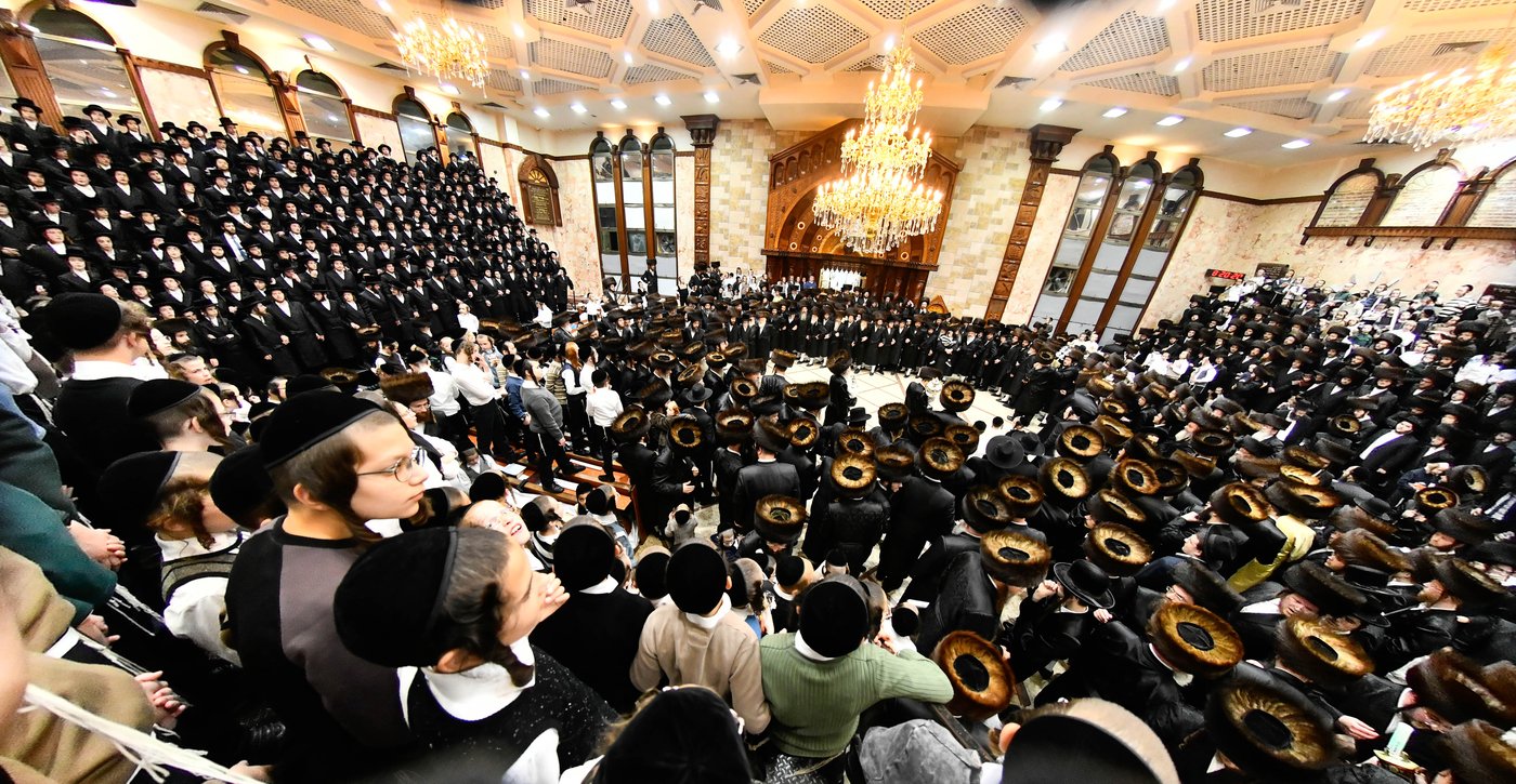 הכנסת ספר תורה בחצה"ק דושינסקיא 