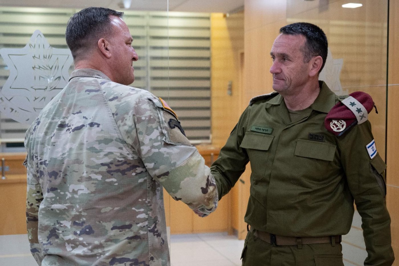 גנרל מייקל אריק קורילה עם הרמטכ"ל רב-אלוף הרצי הלוי