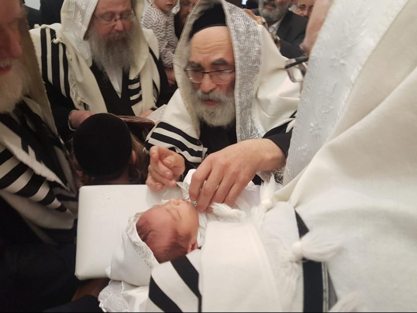 הרה"ח ר' שמואל גבריאל גליק ז"ל משמש כמוהל בברית
