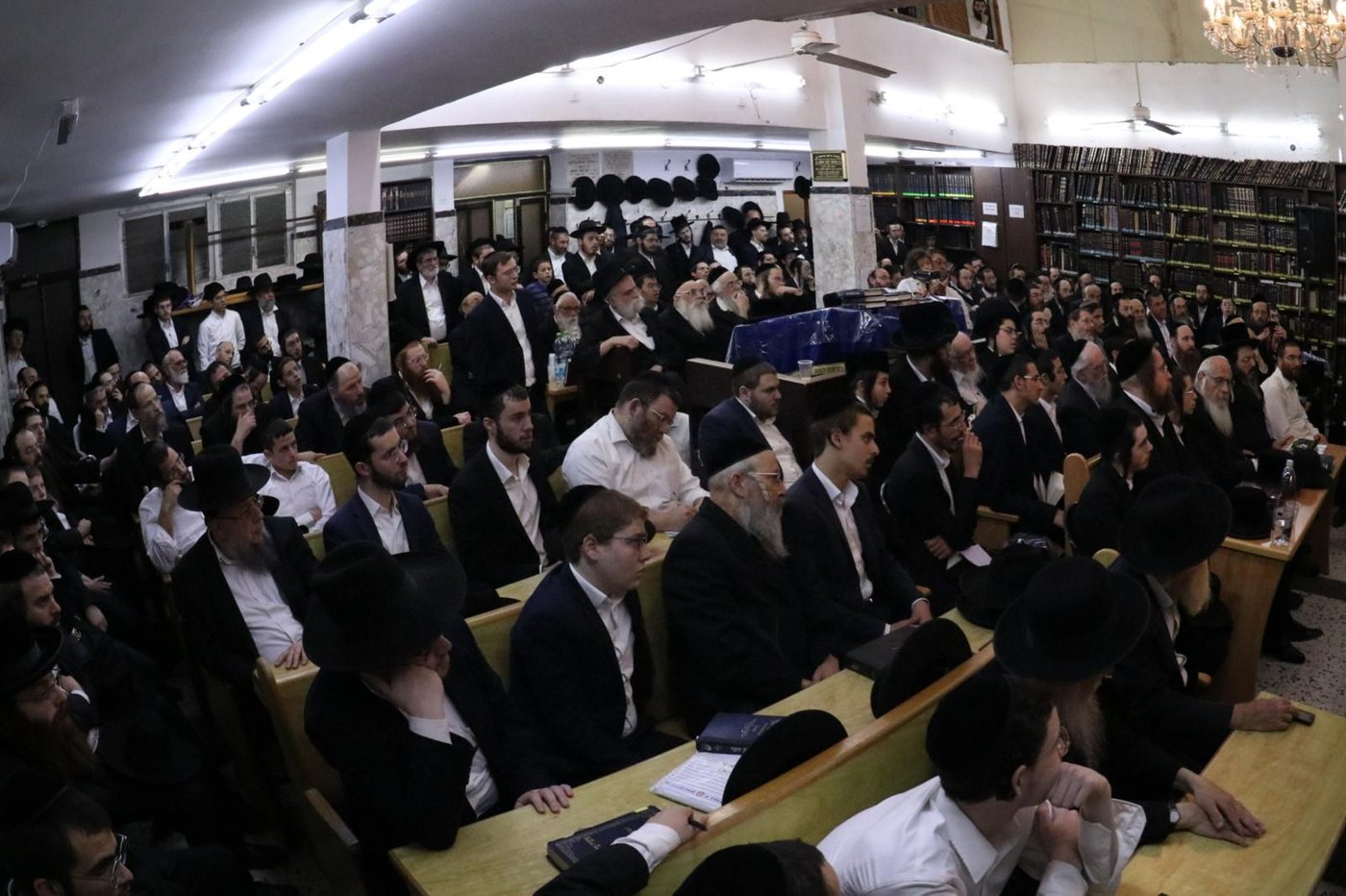 הגאון רבי אשר וייס בשיחה בביהמ"ד פרשבורג בבני ברק