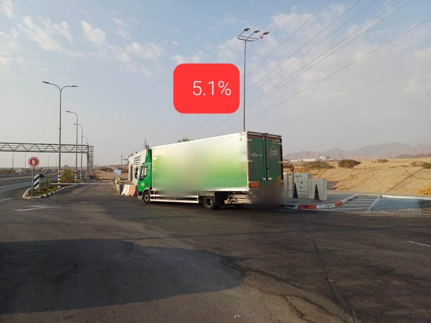 השוטר כרז לנהג משאית - שהיה עסוק בטלפון בנהיגה ולא שמע | צפו