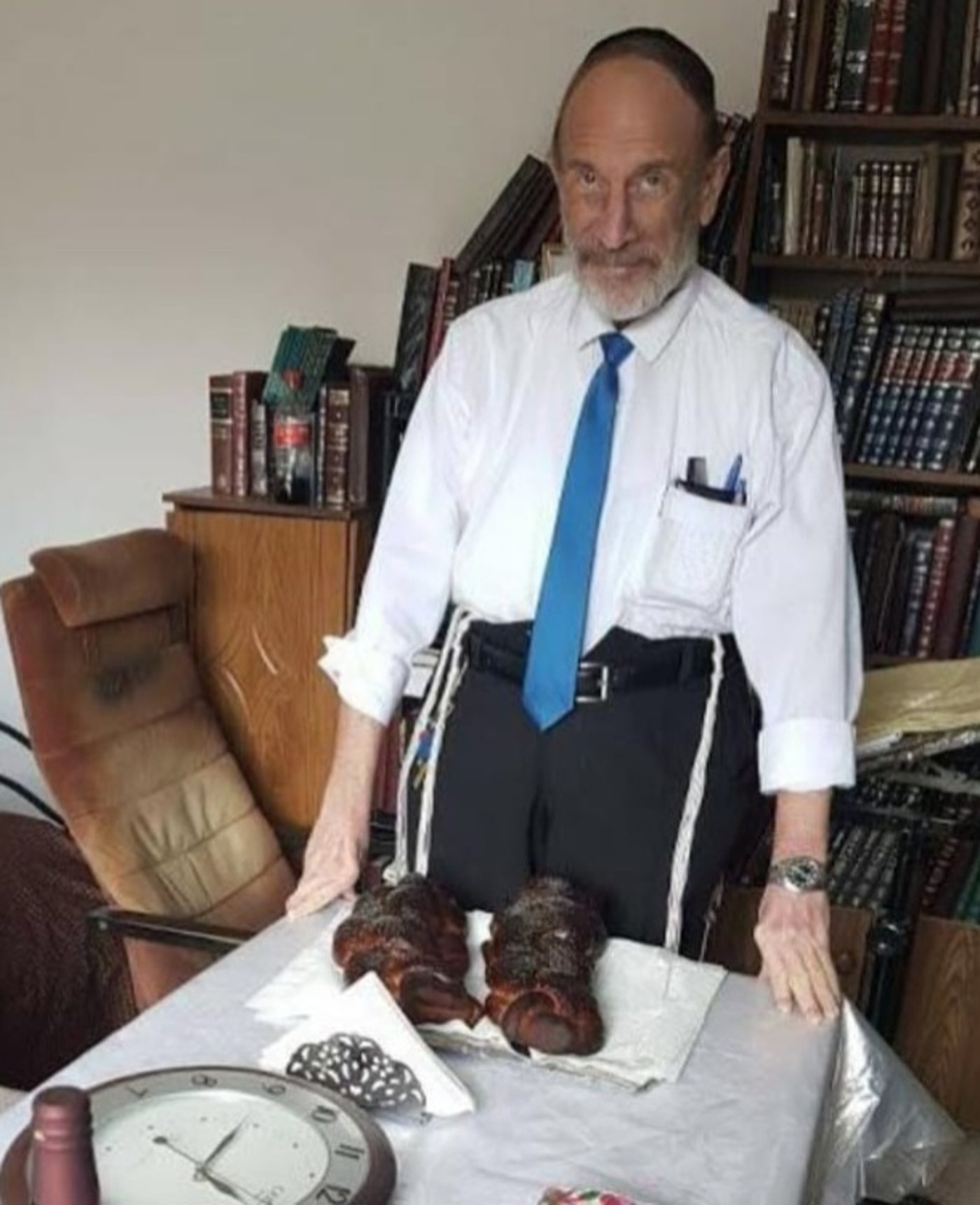המנוח ז"ל ע"י שולחן השבת בבוקר יום חמישי