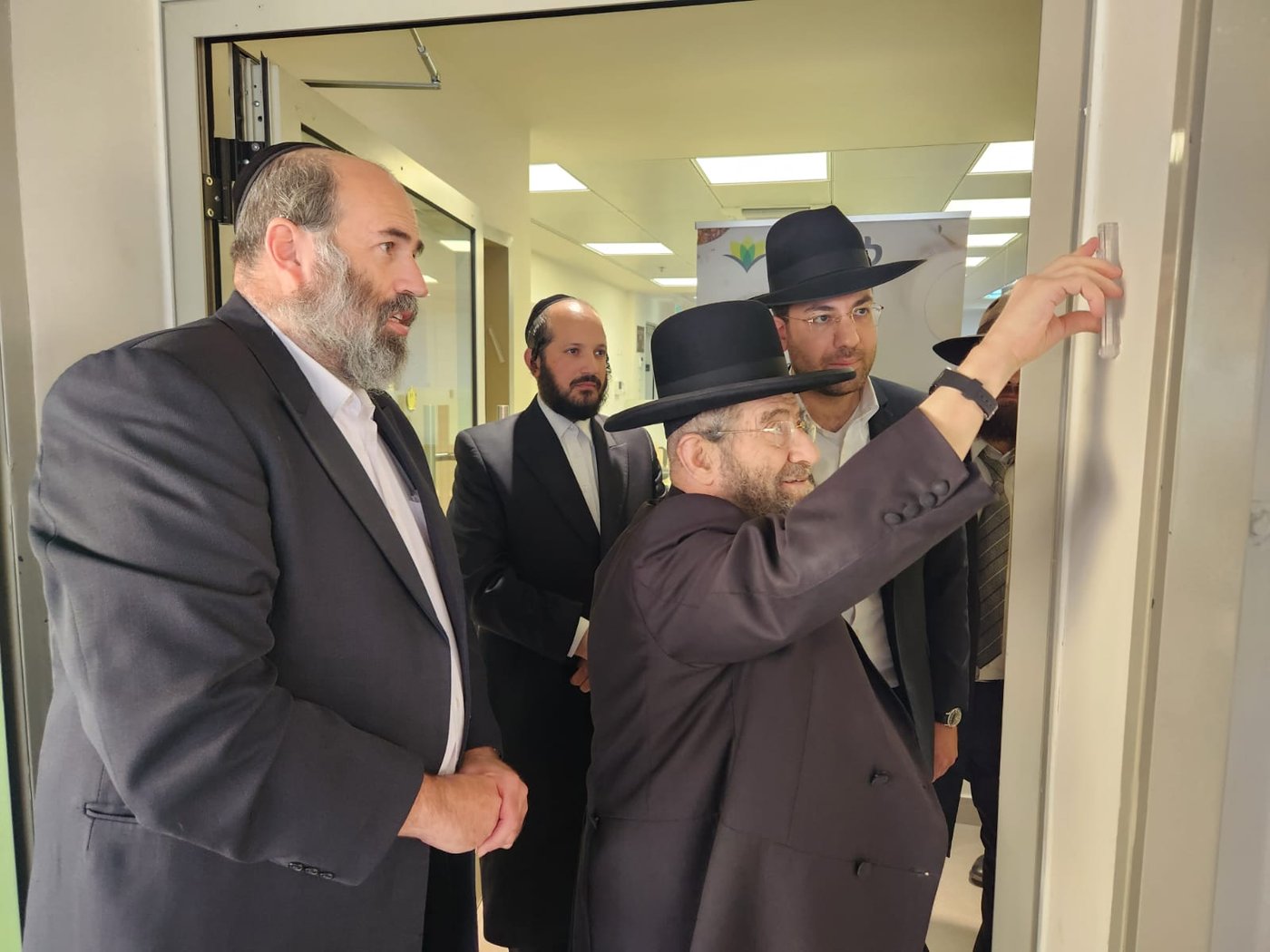רבני העיר בני ברק בקביעת מזוזה ביחידה להתפתחות הילד בלאומית