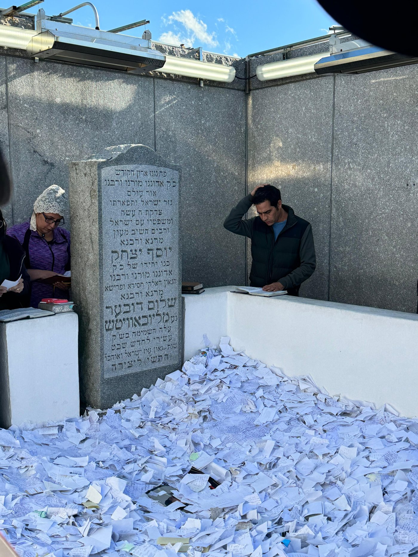 מלווה בפריד: אביב גפן הגיע לתפילה בציון הרבי מליובאוויטש
