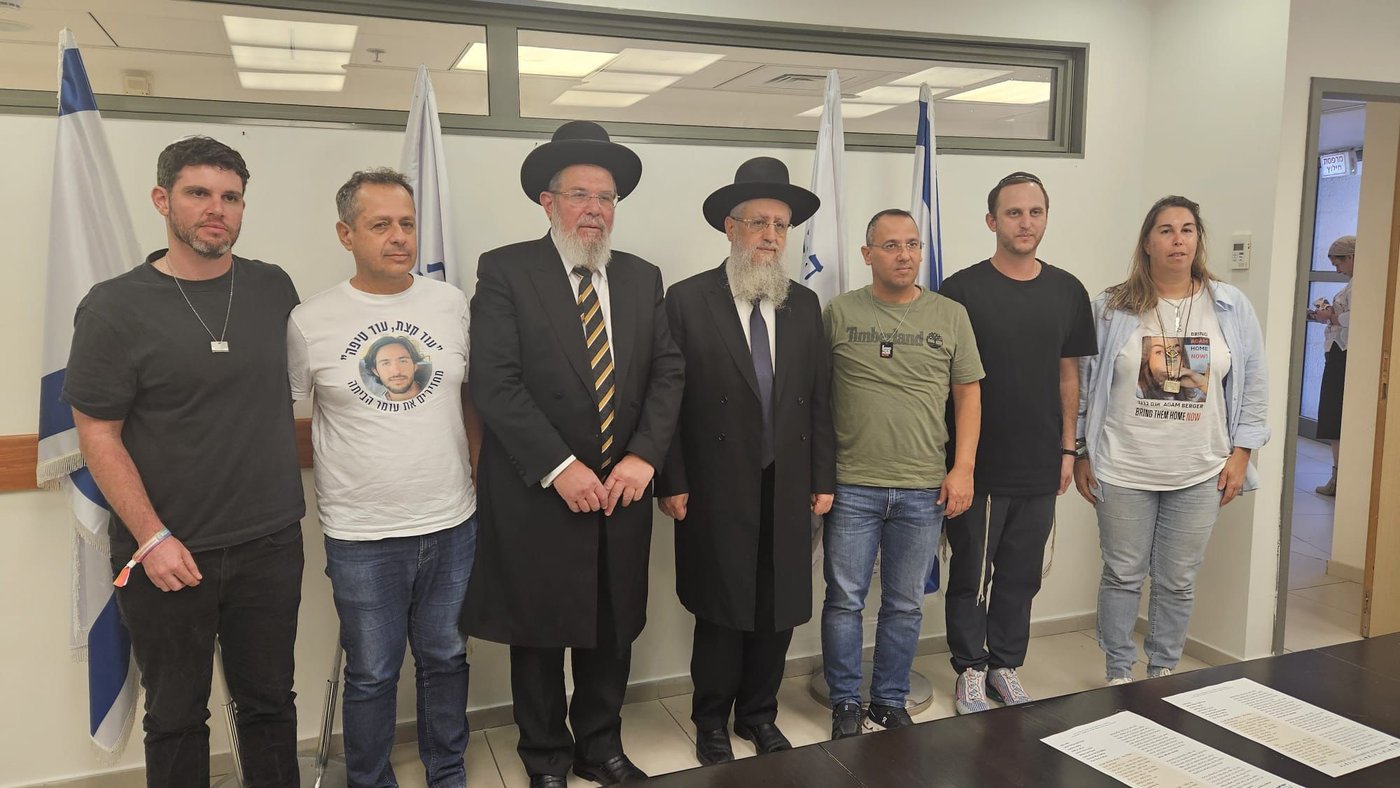 משפחות החטופים עם הרבנים הראשיים