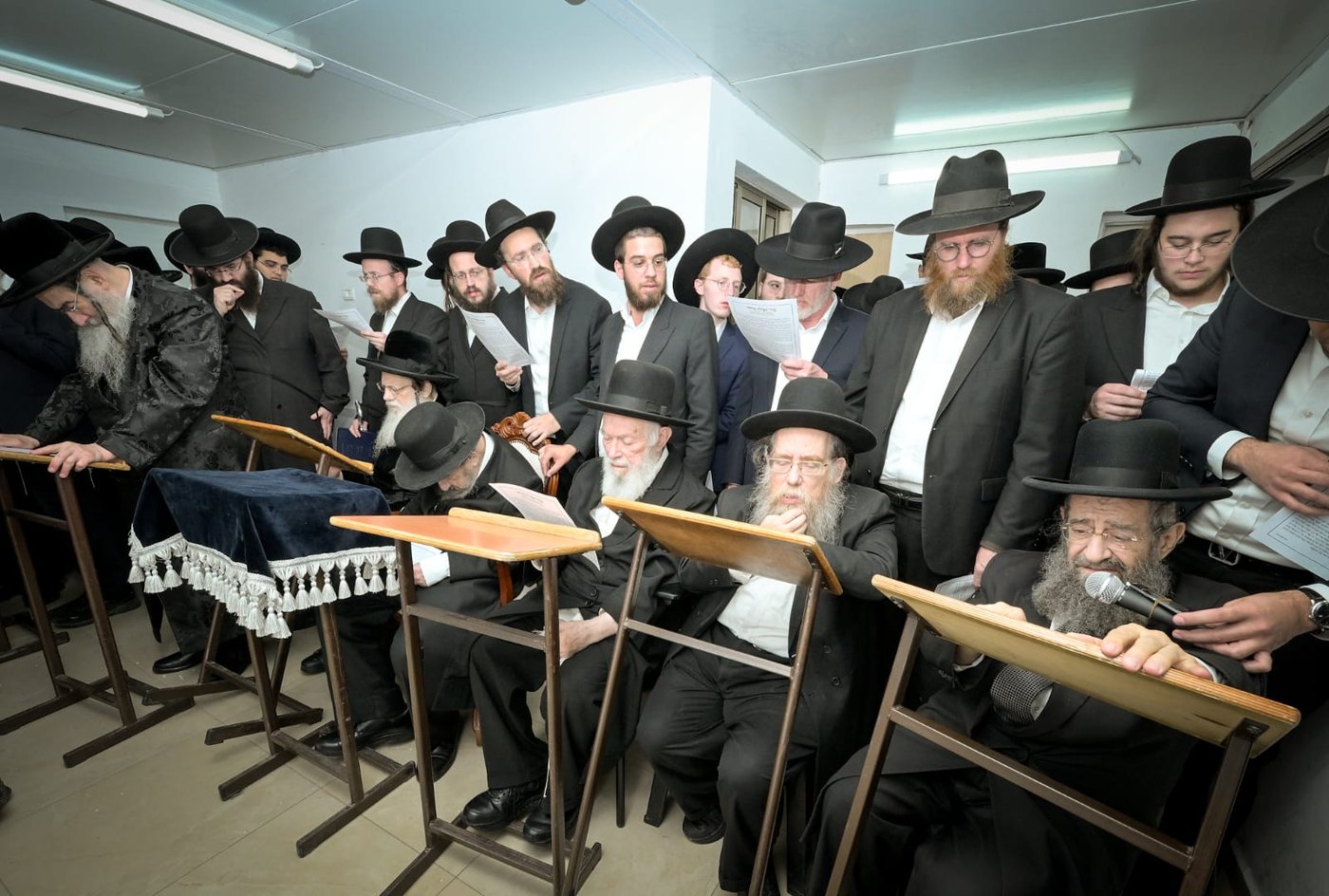 רבבות התכנסו בתפילה | תיעוד ממעמד התפילה במעונו של הגר"ד לנדו
