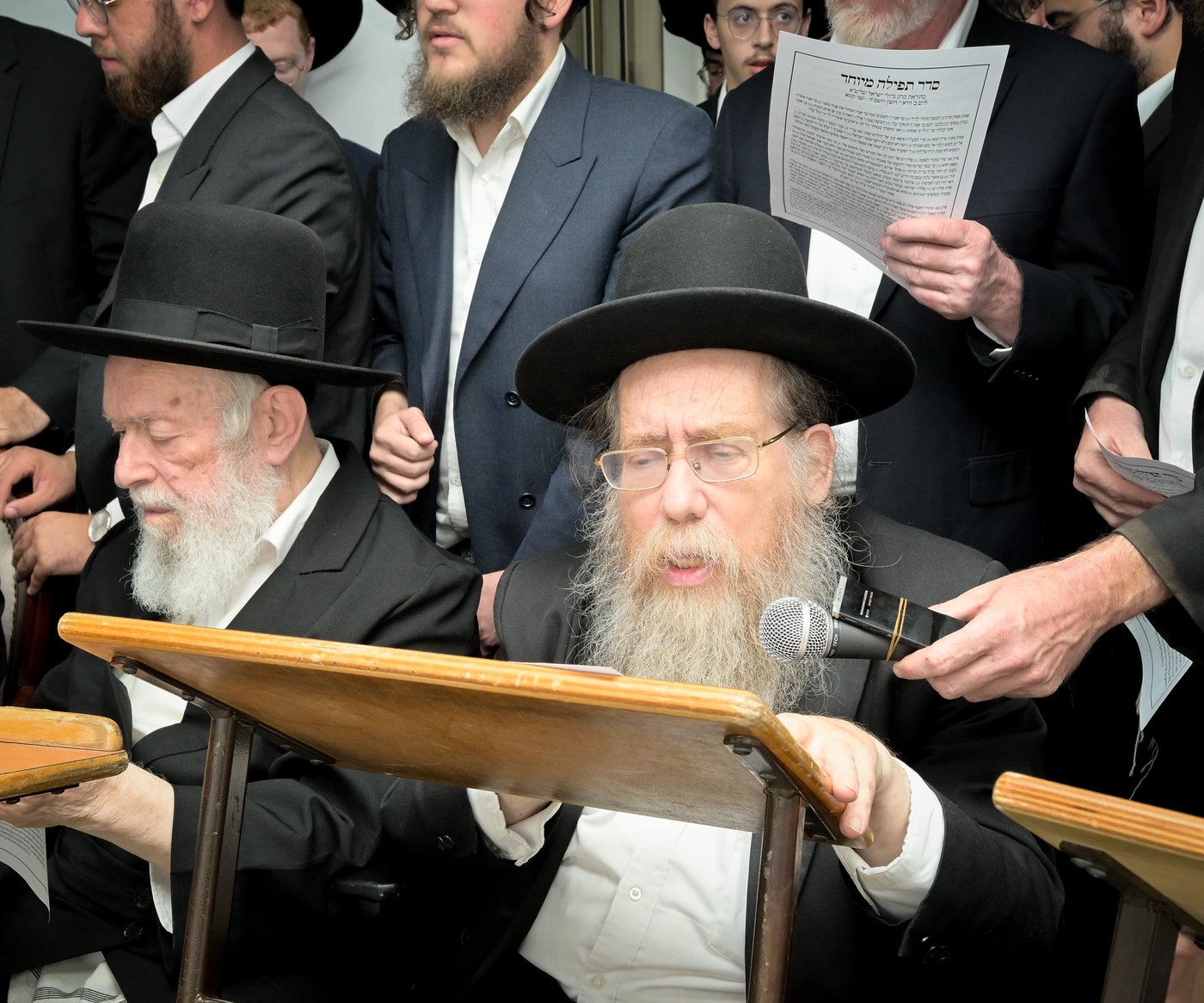 רבבות התכנסו בתפילה | תיעוד ממעמד התפילה במעונו של הגר"ד לנדו