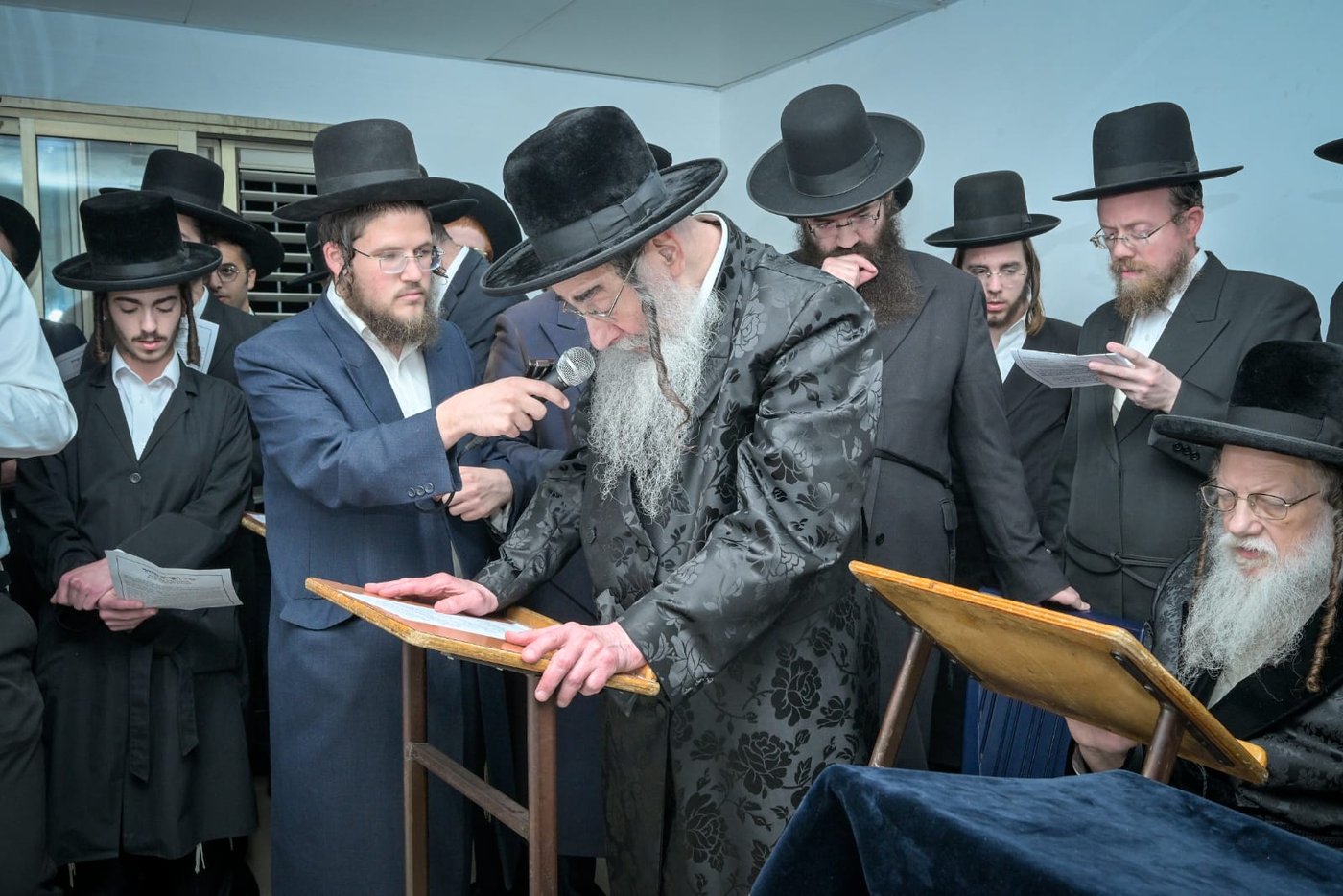 רבבות התכנסו בתפילה | תיעוד ממעמד התפילה במעונו של הגר"ד לנדו