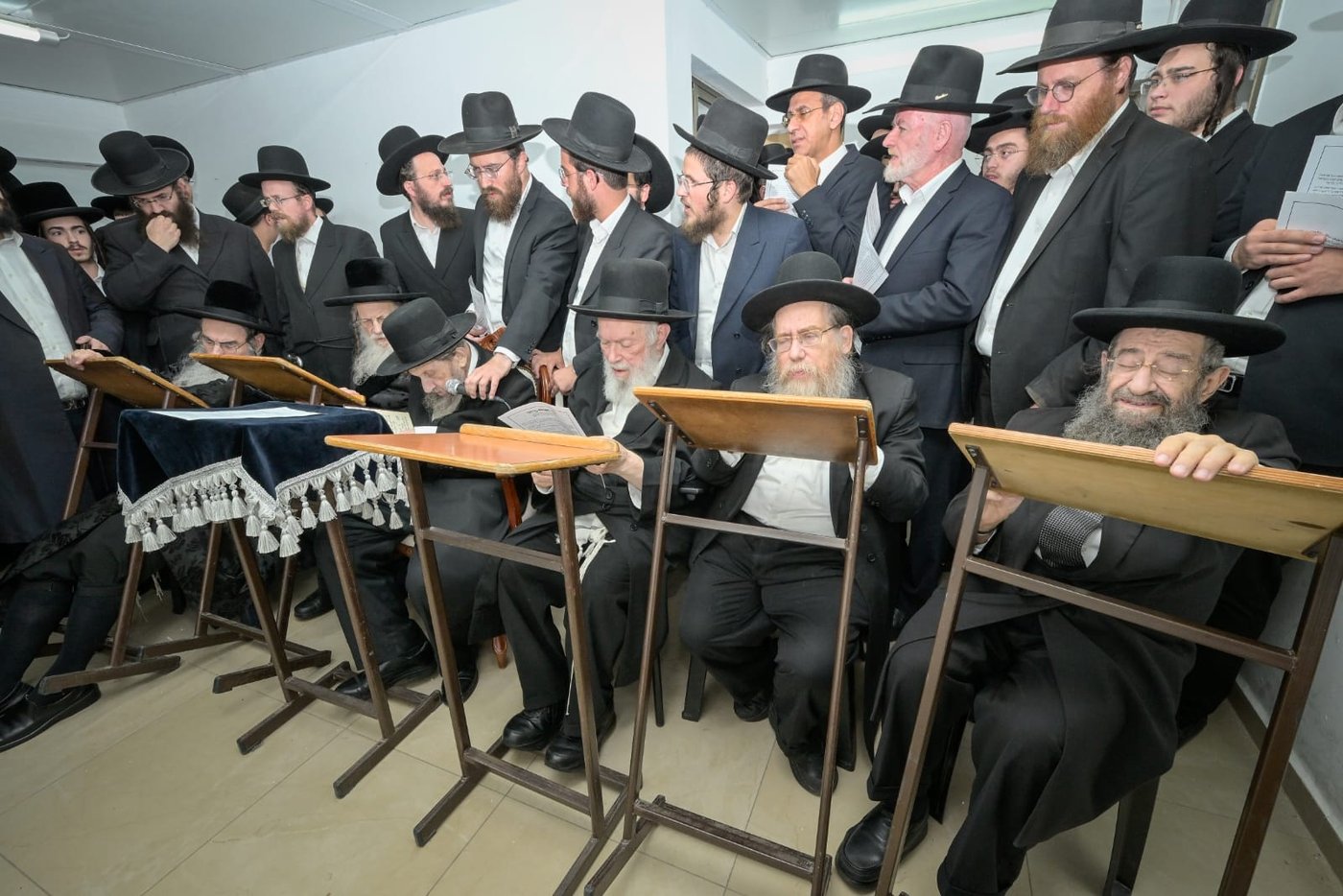 רבבות התכנסו בתפילה | תיעוד ממעמד התפילה במעונו של הגר"ד לנדו
