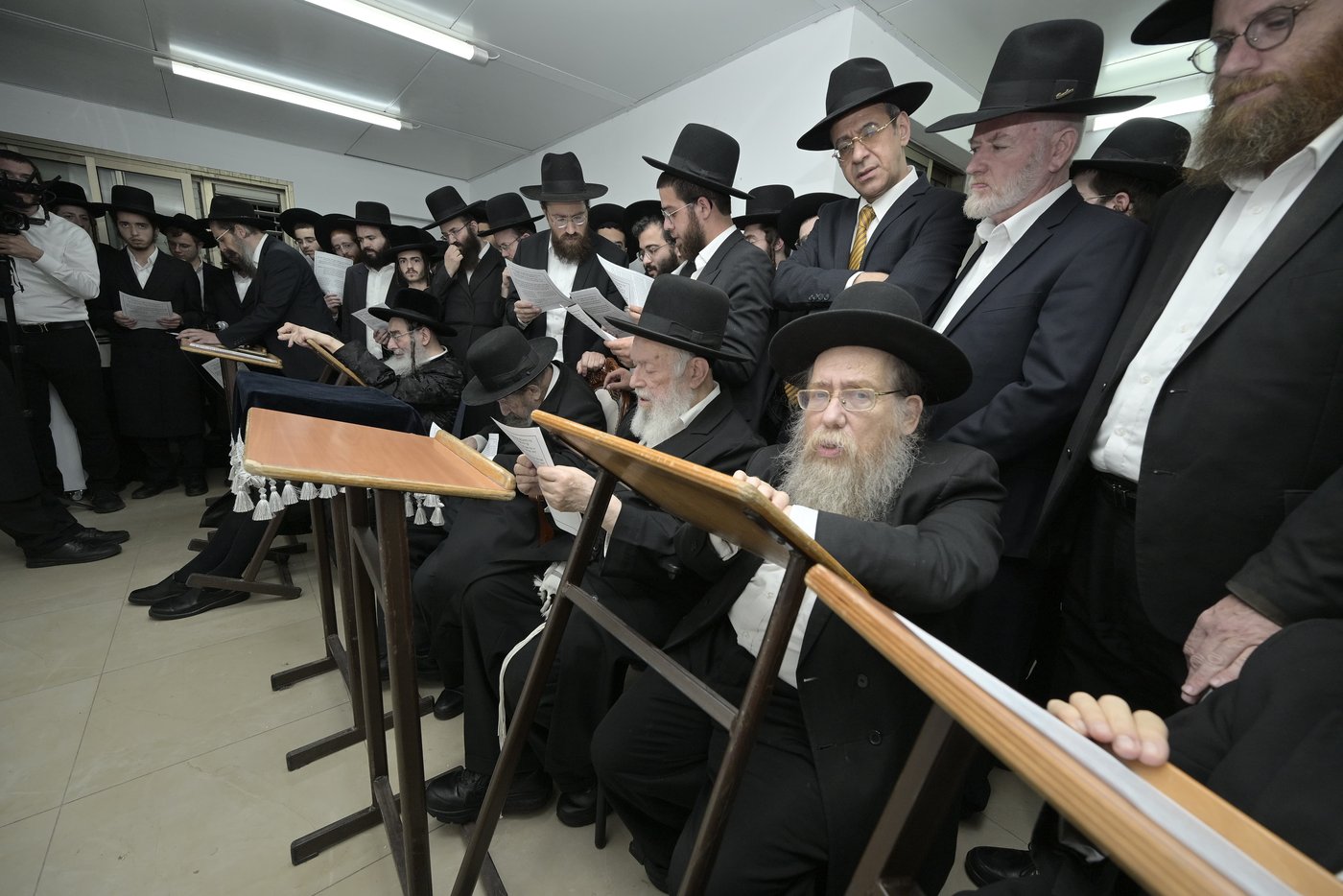 רבבות התכנסו בתפילה | תיעוד ממעמד התפילה במעונו של הגר"ד לנדו