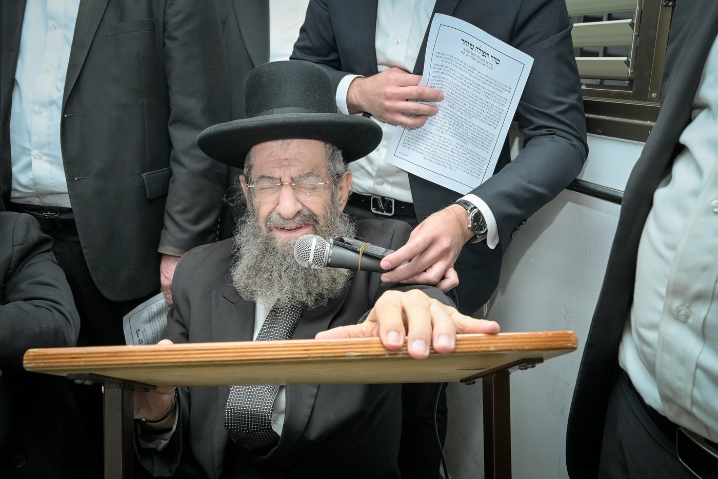 רבבות התכנסו בתפילה | תיעוד ממעמד התפילה במעונו של הגר"ד לנדו