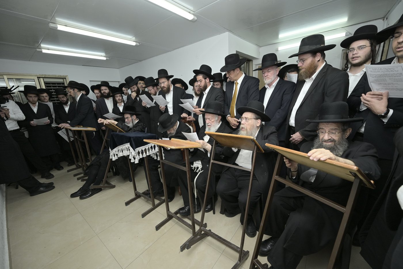 רבבות התכנסו בתפילה | תיעוד ממעמד התפילה במעונו של הגר"ד לנדו