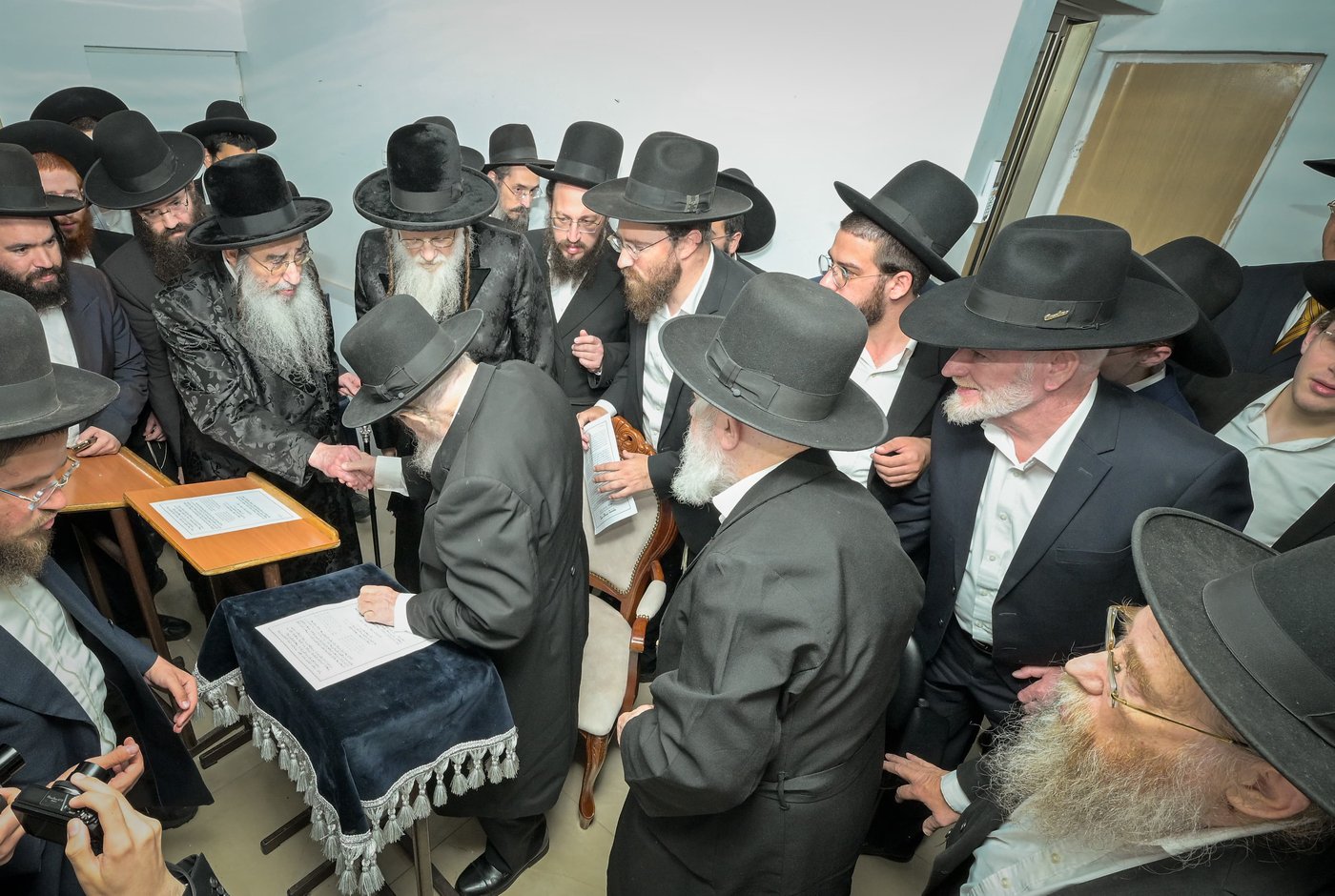 רבבות התכנסו בתפילה | תיעוד ממעמד התפילה במעונו של הגר"ד לנדו