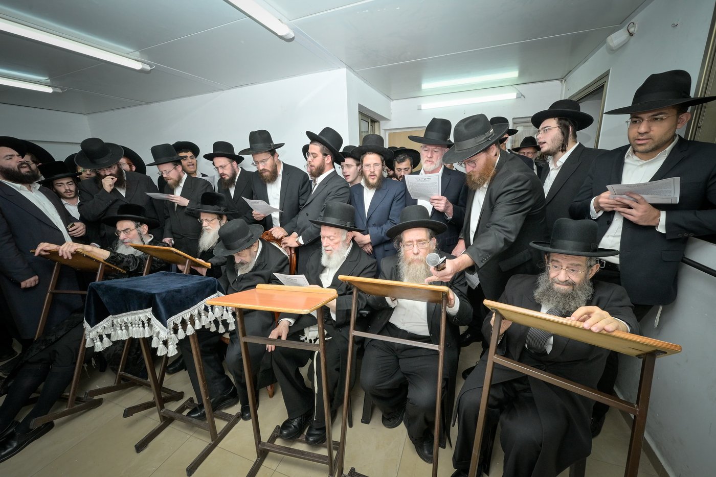 רבבות התכנסו בתפילה | תיעוד ממעמד התפילה במעונו של הגר"ד לנדו