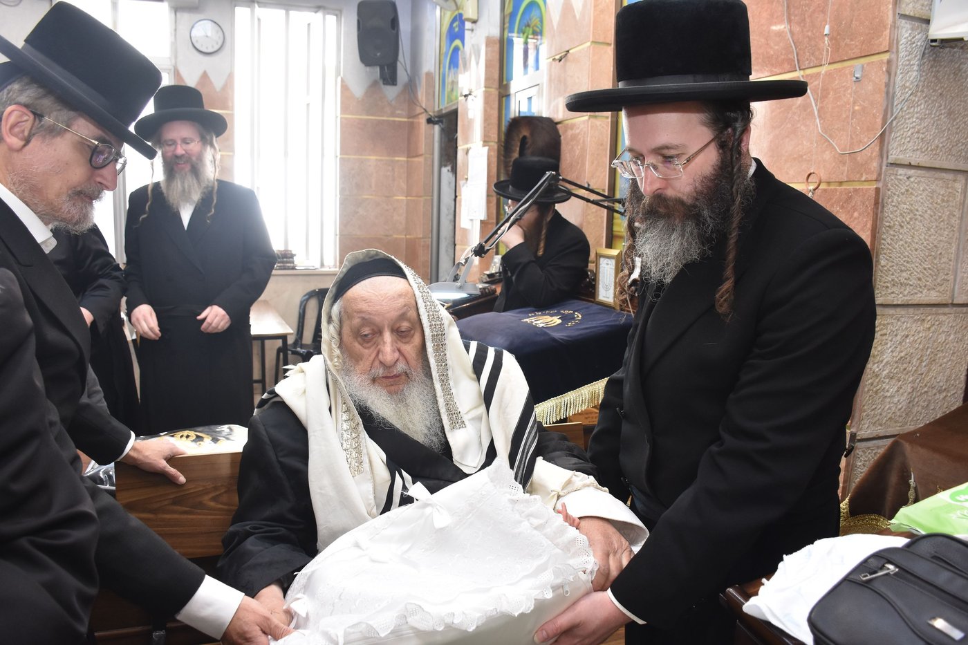 שמחת הברית בחצרות נאראל - ספינקא 