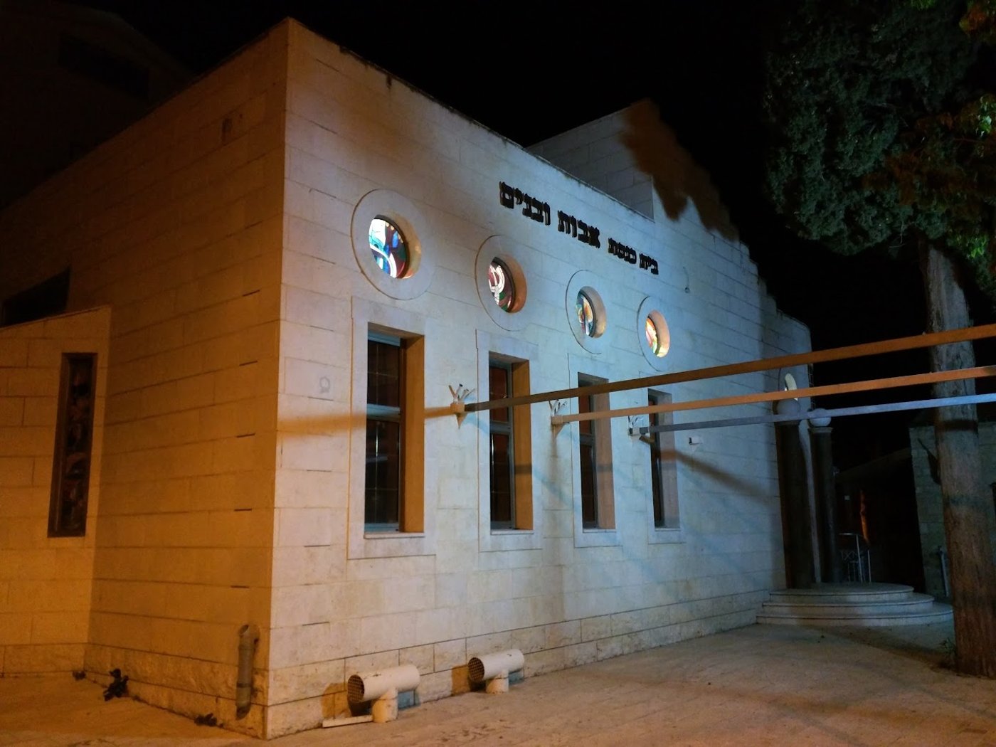 מבנה בית הכנסת שנפגע