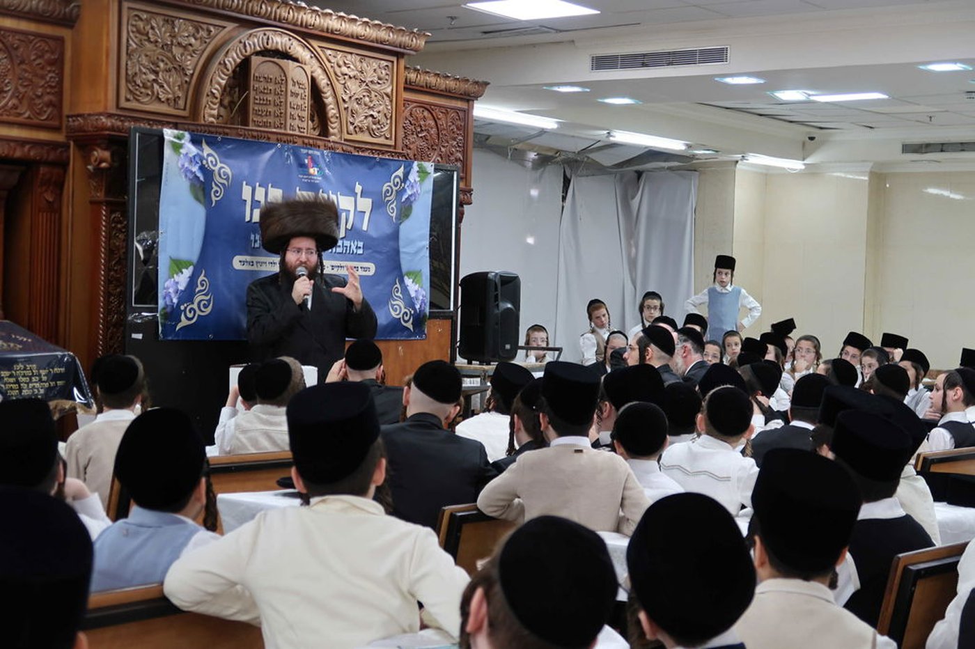 ילדי ויז'ניץ אלעד התכנסו לתפילה לרפואת רבם