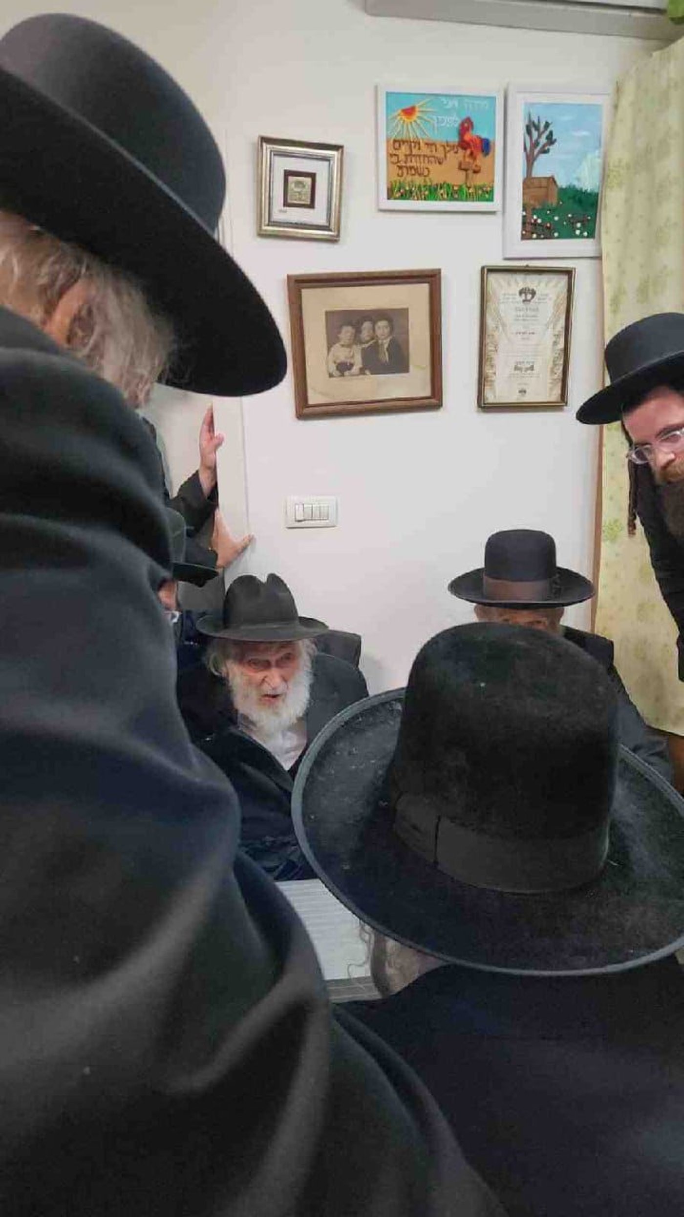 האדמו"ר מגור בניחום אבלים אצל הרה"ח ר' יצחק זאב לפקוביץ