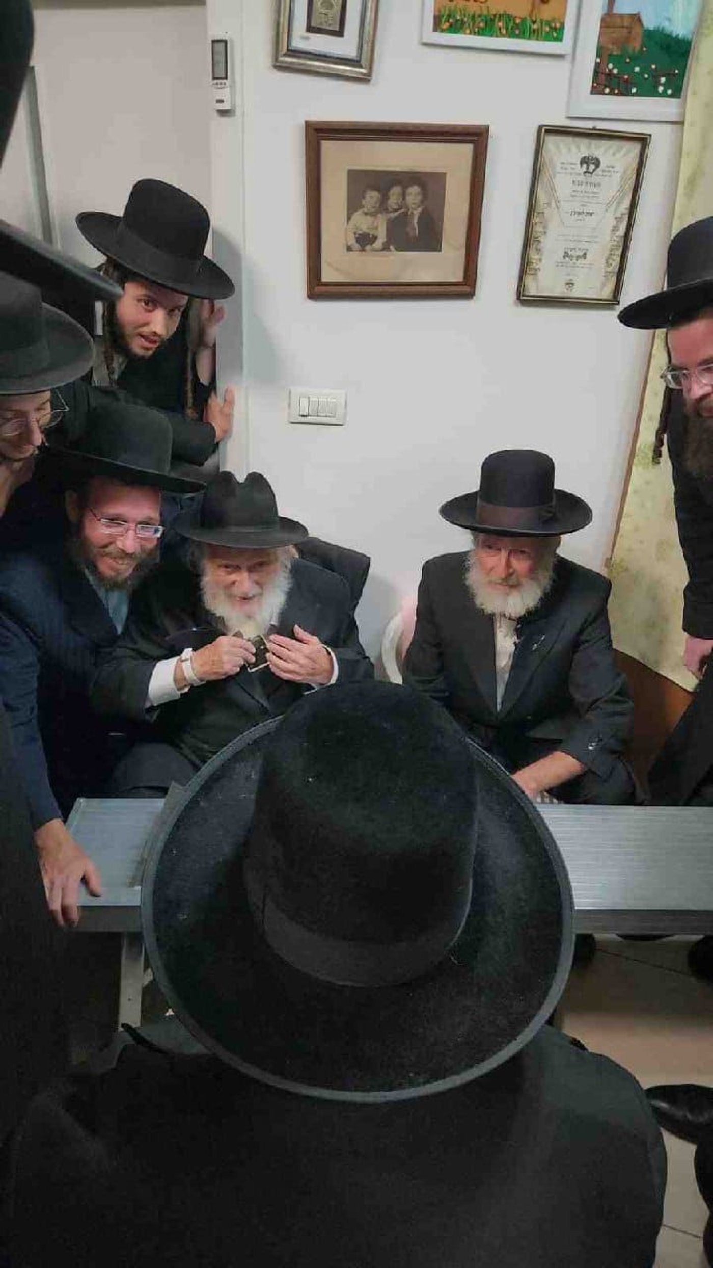 האדמו"ר מגור בניחום אבלים אצל הרה"ח ר' יצחק זאב לפקוביץ