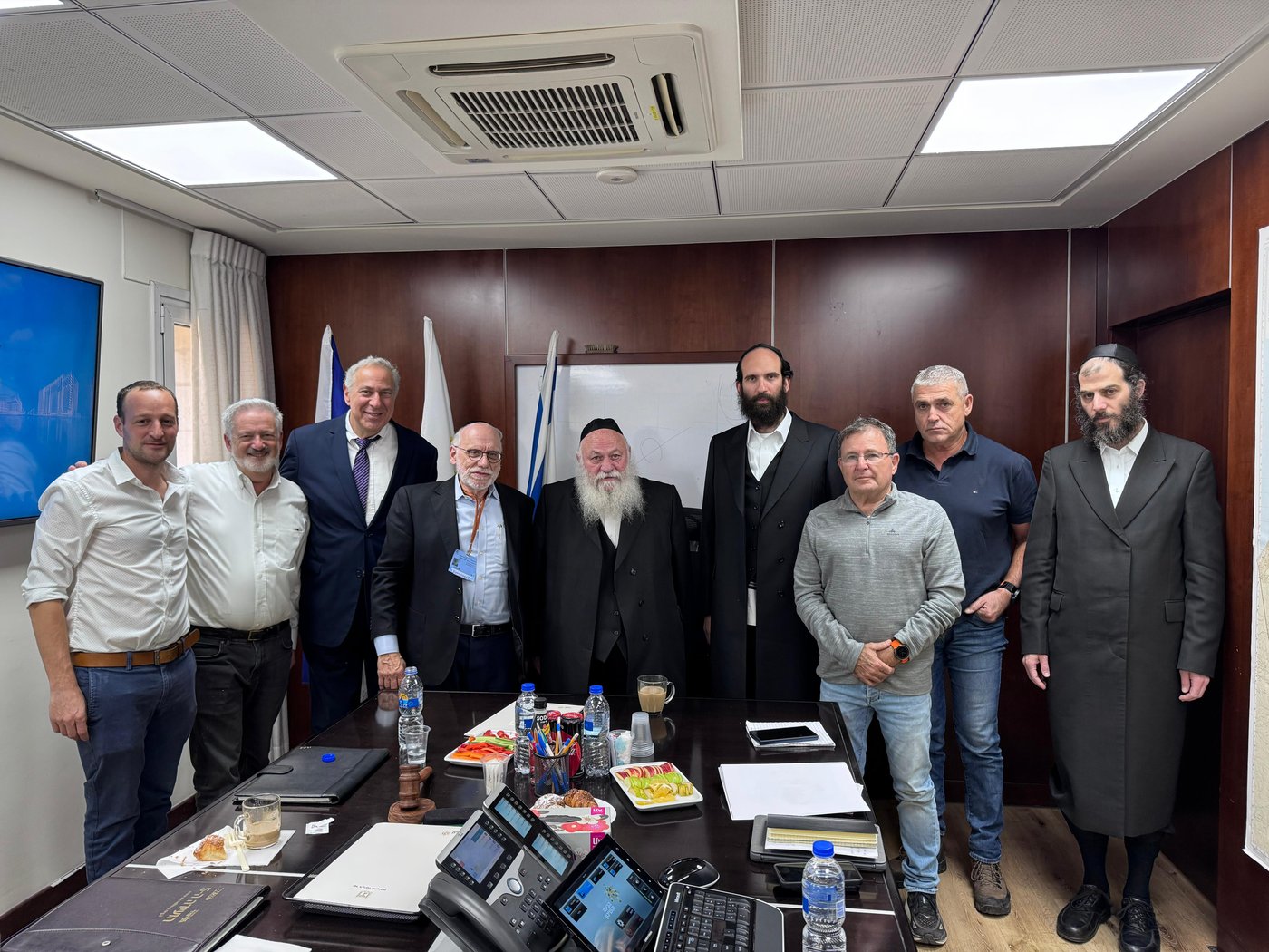 שר השיכון, הרב יצחק גולדקנופף, נפגש עם הוועד להגנה על הר הזיתים