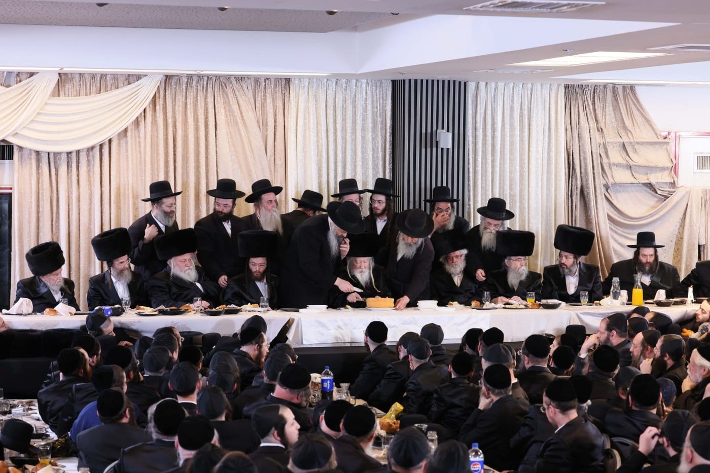 האדמו"ר מגור בשמחת נישואי נכדת השר יצחק גולדקנופף