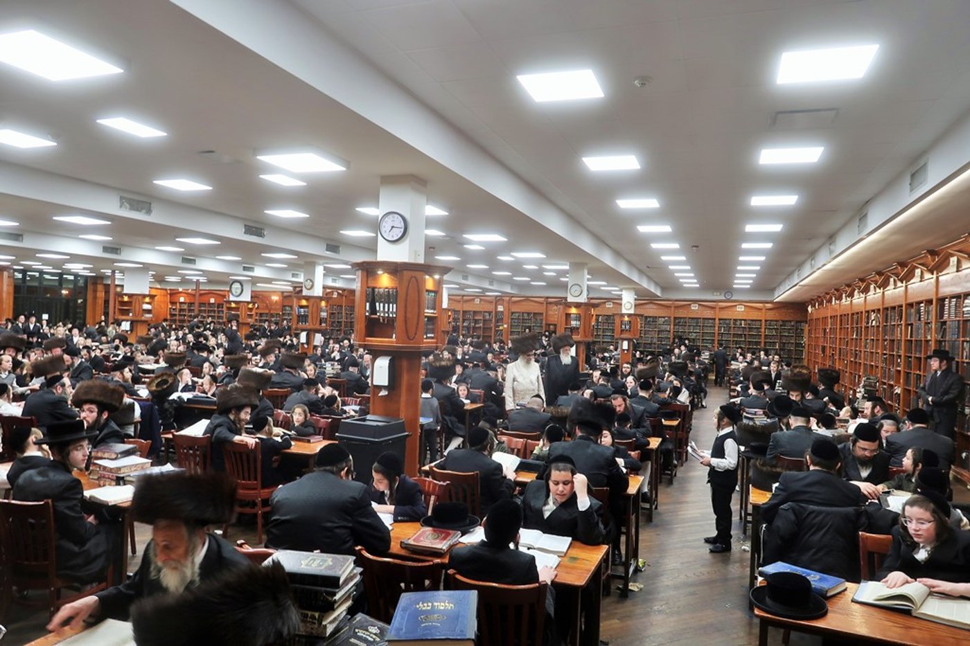 האדמו"ר מסאטמר בביקור ב'אבות ובנים' לילדי החסידות