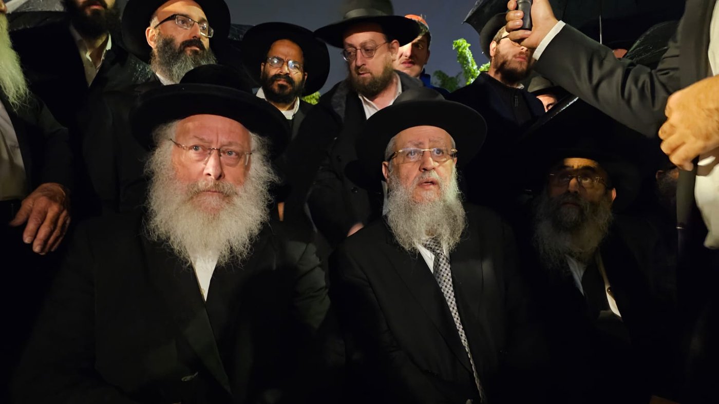 הראשון לציון הגאון רבי דוד יוסף בכפר חב"ד בהלוויית הק' צבי קוגן הי"ד