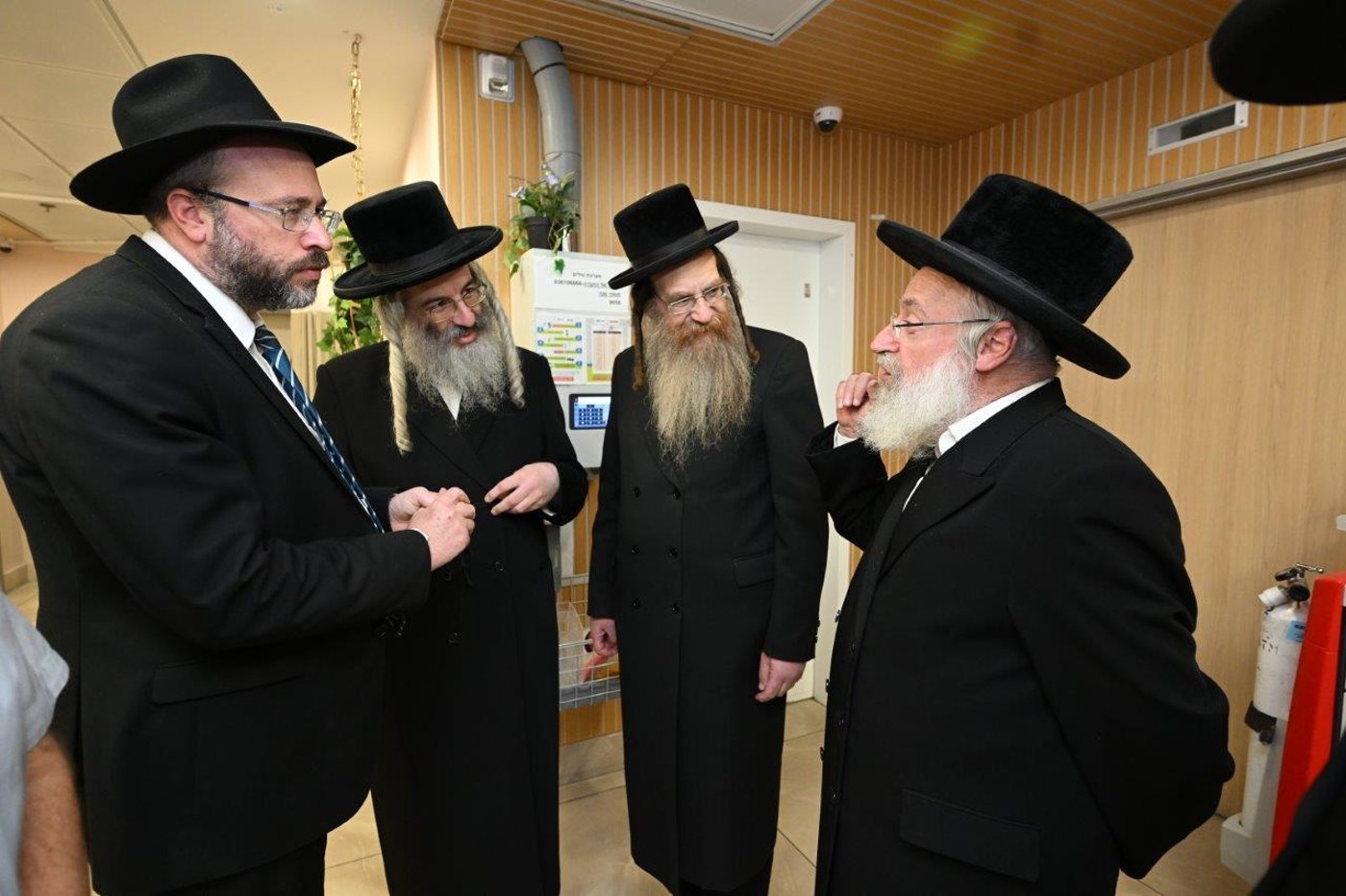 הגאון רבי אשר וייס בביקר במרכז הרפואי צאנז ביה"ח לניאדו