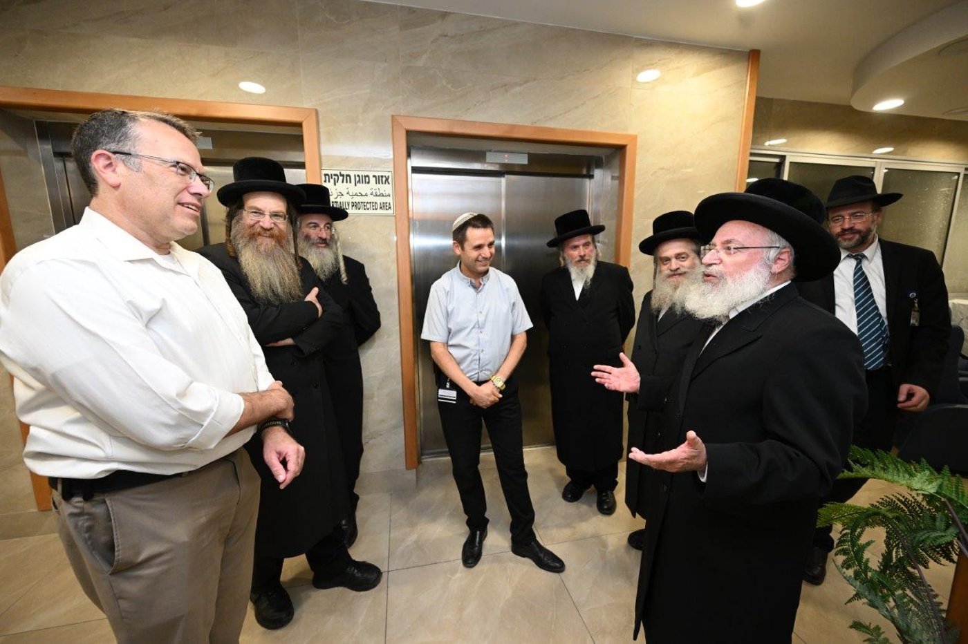 הגאון רבי אשר וייס בביקר במרכז הרפואי צאנז ביה"ח לניאדו