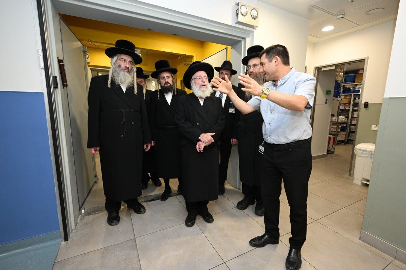 הגאון רבי אשר וייס בביקר במרכז הרפואי צאנז ביה"ח לניאדו