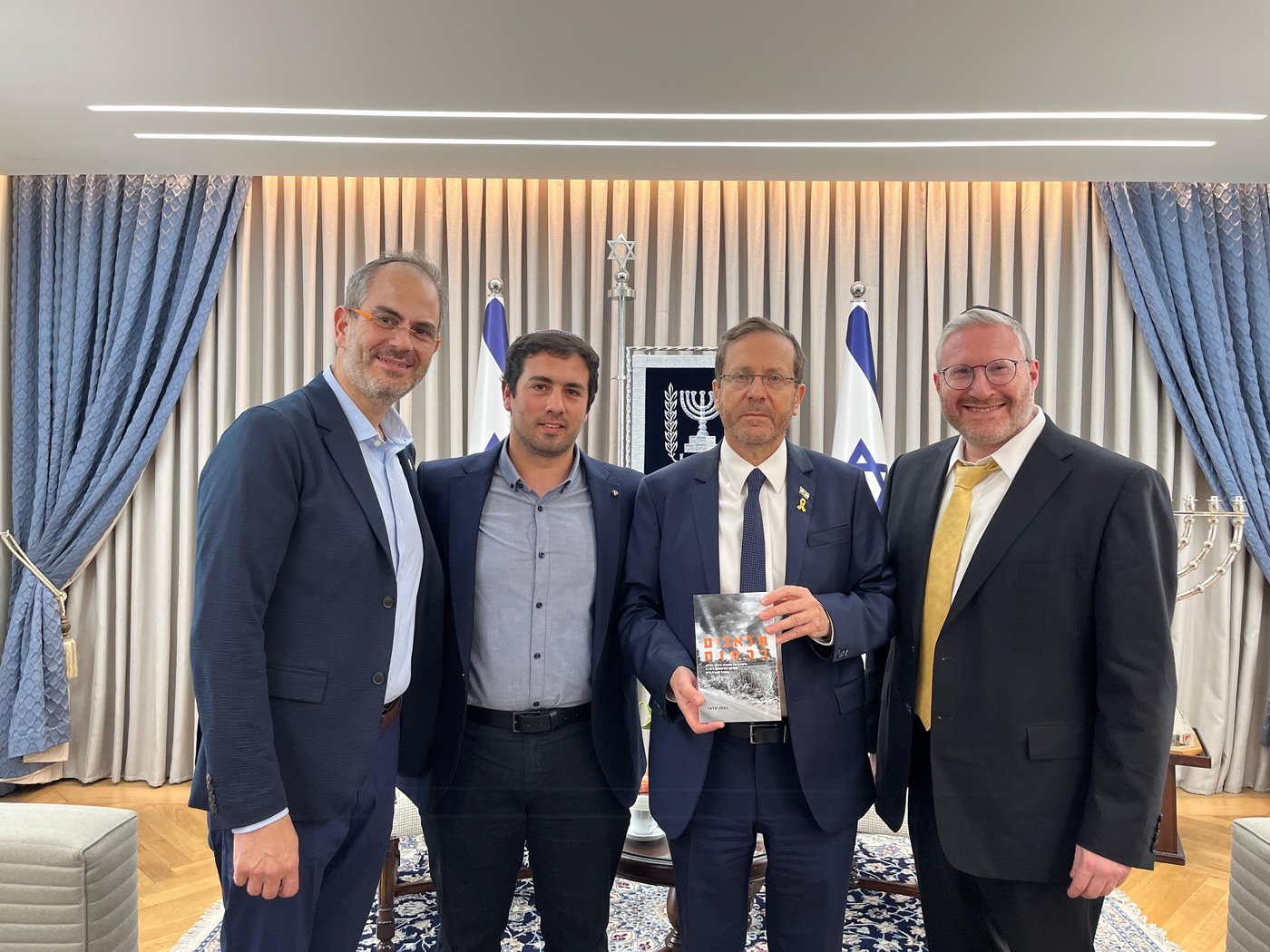 הספר נכתב באנגלית על ידי הסופר המוערך הרב נחמן סלצר, מימין