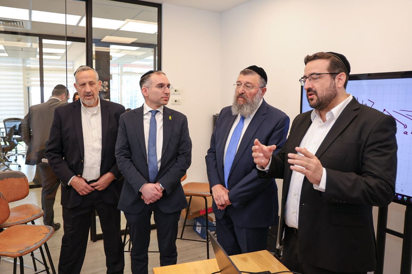 סיור מקצועי בקמפוס קמא טק בבני ברק, עם שר העבודה יואב בן צור