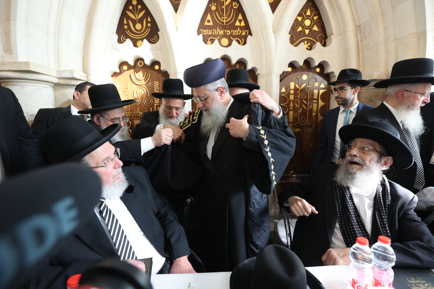 הכתרת הראש"ל הרב דוד יוסף בבית הכנסת רבי יוחנן בן זכאי