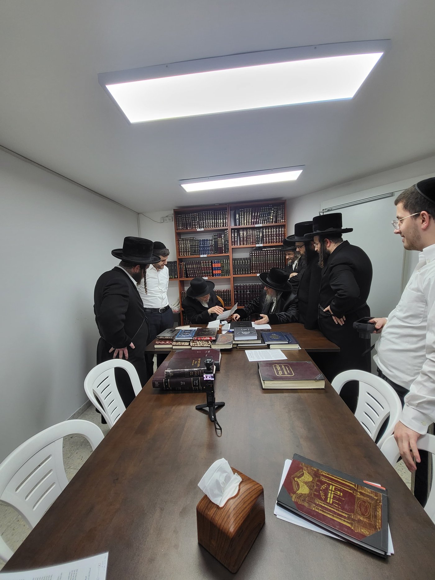 האדמו"ר מביאלה ב"ב מזמין את הגרמ"ה הירש לשמחה