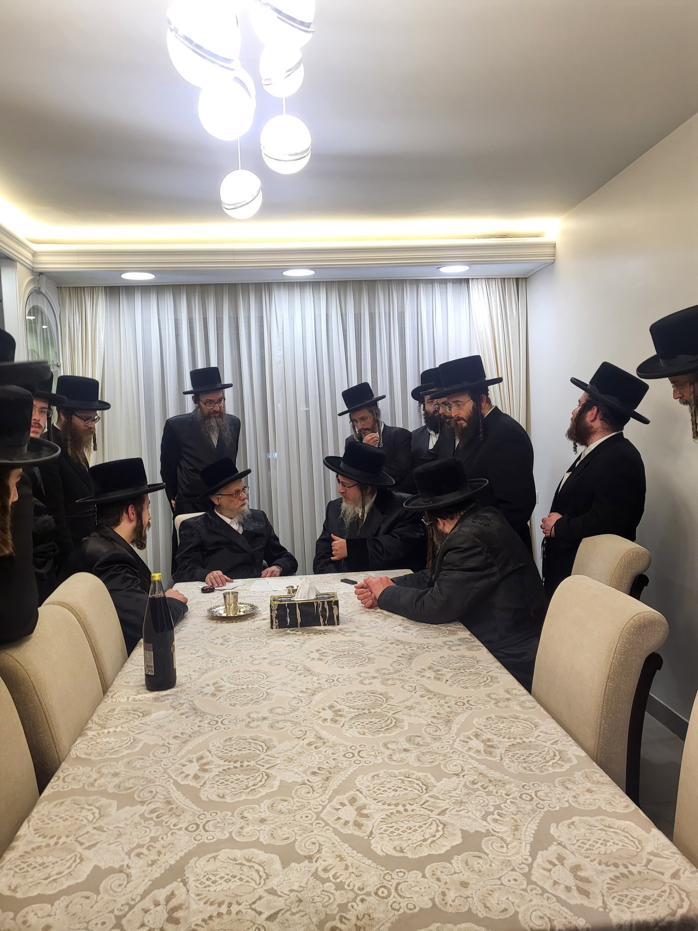 האדמו"ר מביאלה ב"ב מזמין את גיסו האדמו"ר מסערט ויזניץ לשמחה