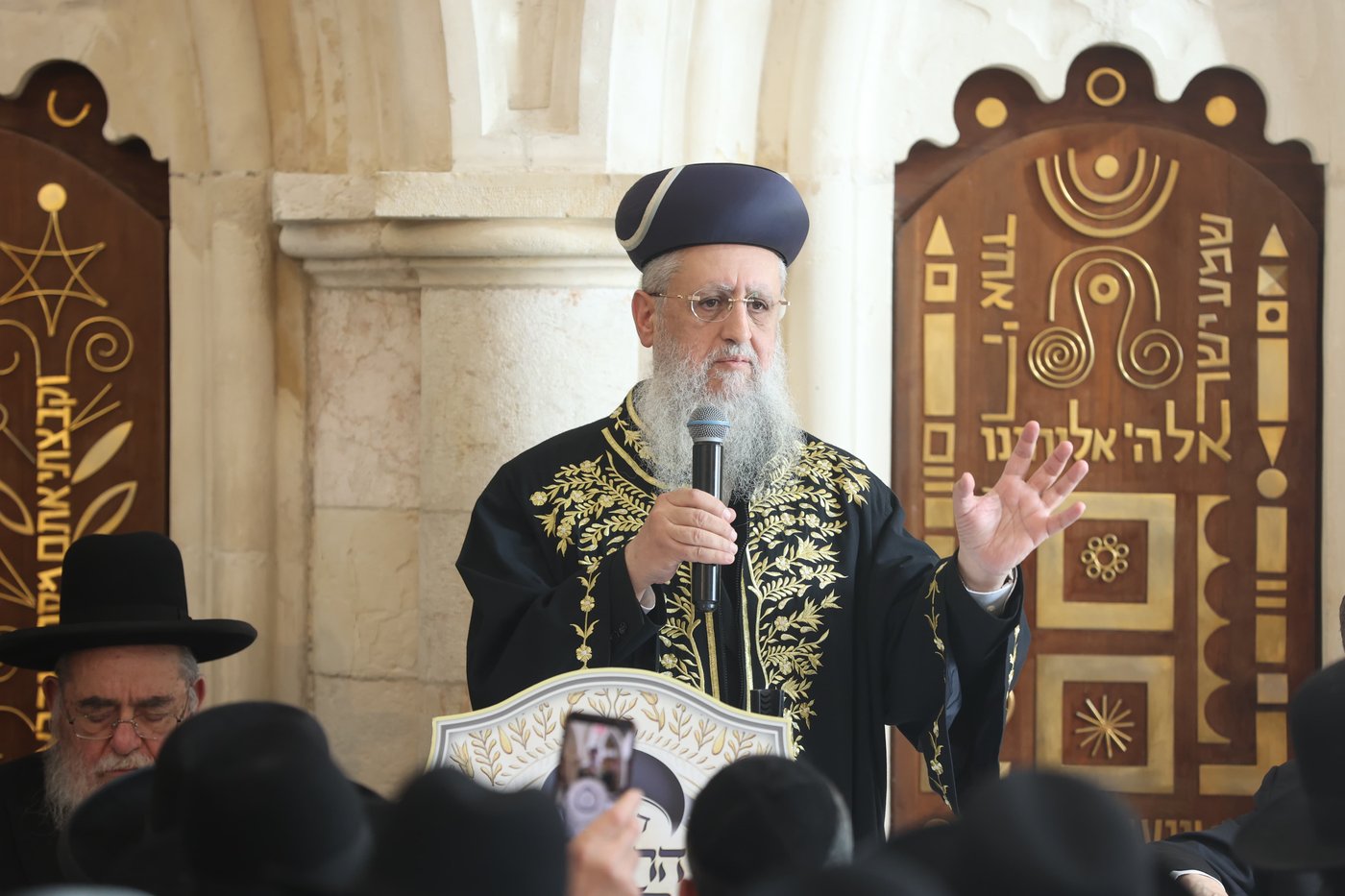 הכתרת הראש"ל הרב דוד יוסף בבית הכנסת רבי יוחנן בן זכאי