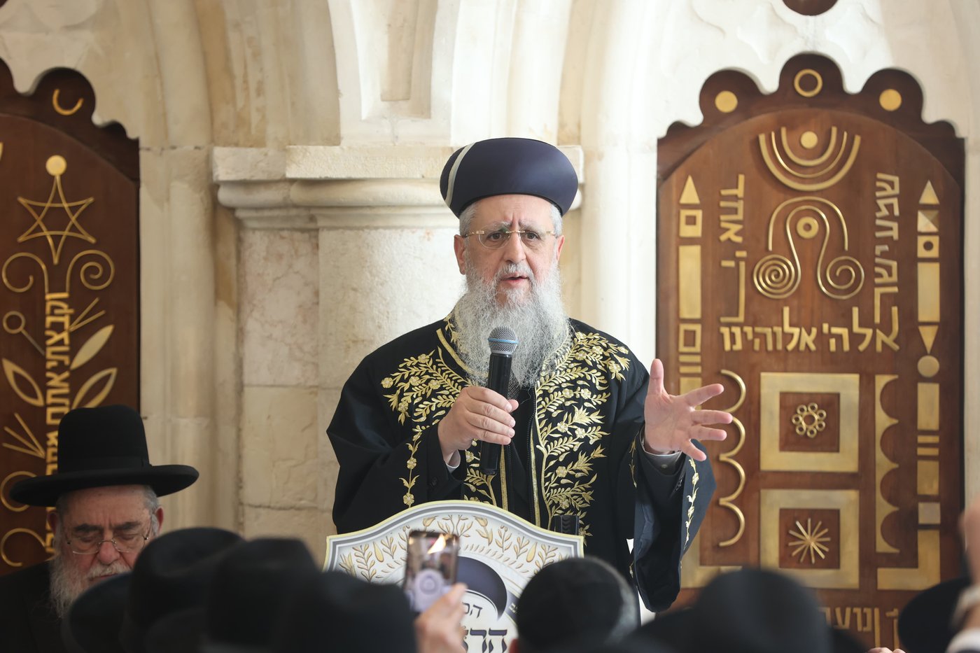 הכתרת הראש"ל הרב דוד יוסף בבית הכנסת רבי יוחנן בן זכאי