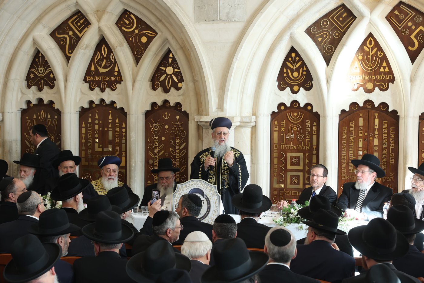 הכתרת הראש"ל הרב דוד יוסף בבית הכנסת רבי יוחנן בן זכאי