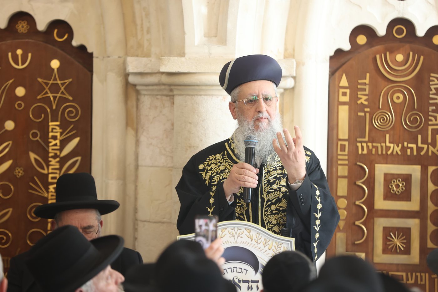 הכתרת הראש"ל הרב דוד יוסף בבית הכנסת רבי יוחנן בן זכאי