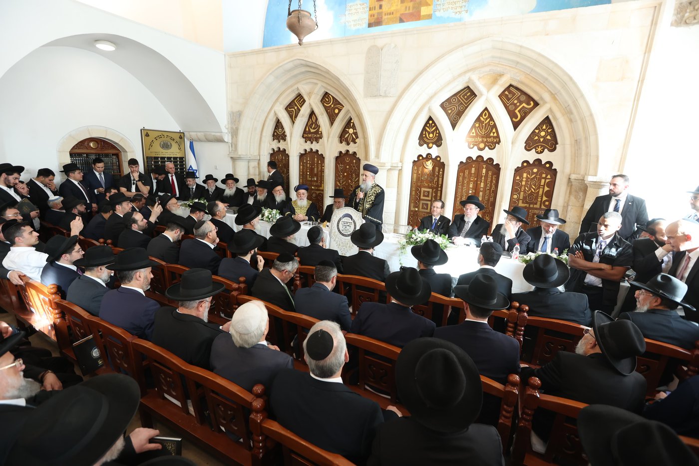 הכתרת הראש"ל הרב דוד יוסף בבית הכנסת רבי יוחנן בן זכאי