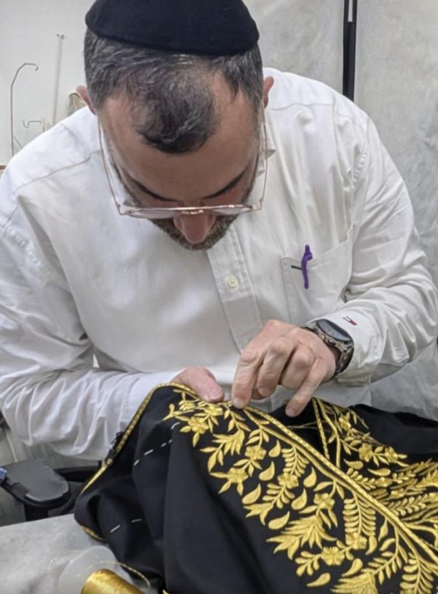 ר' דניאל כהן עם הגלימה החדשה