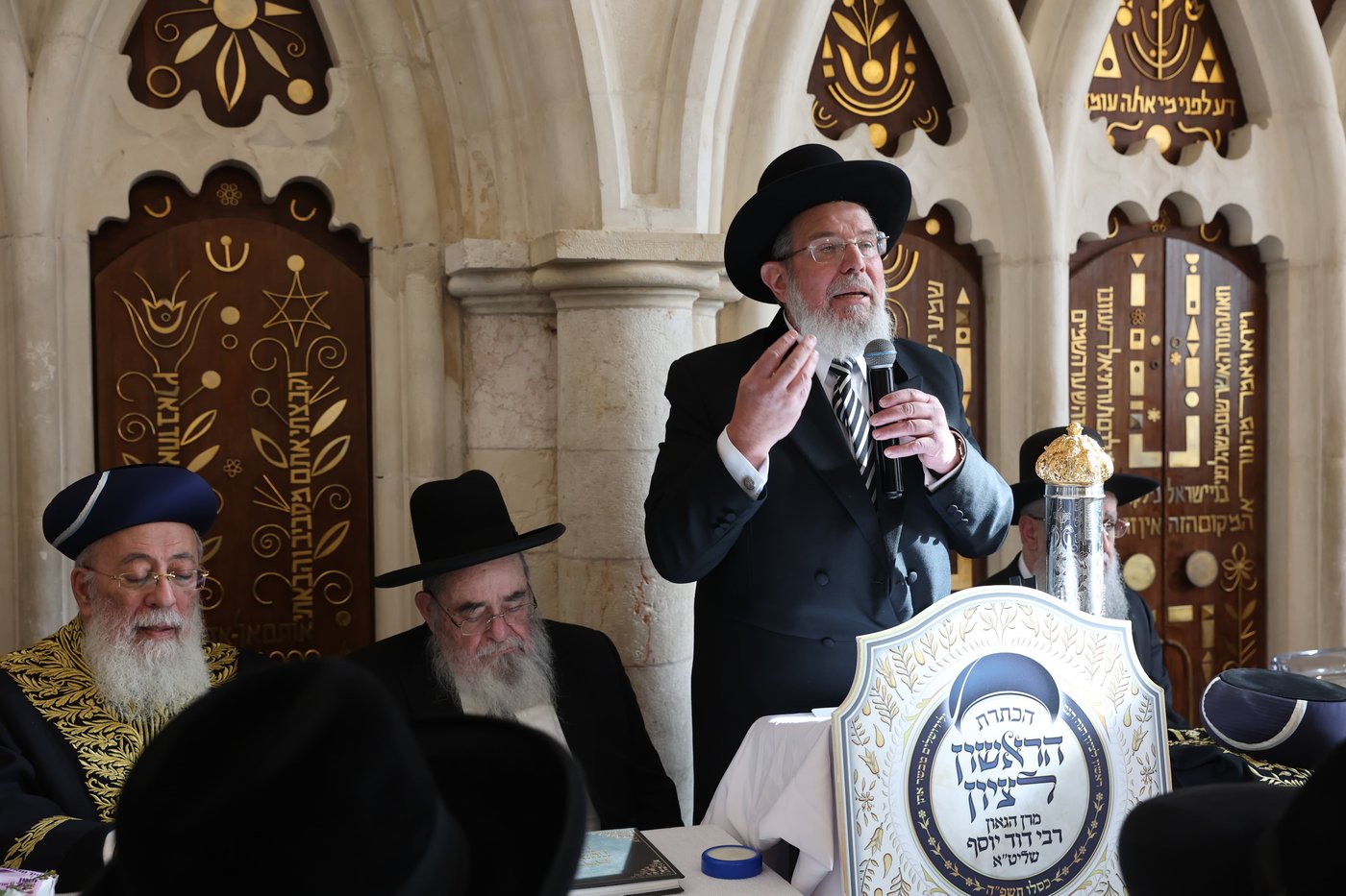 הכתרת הראש"ל הרב דוד יוסף בבית הכנסת רבי יוחנן בן זכאי