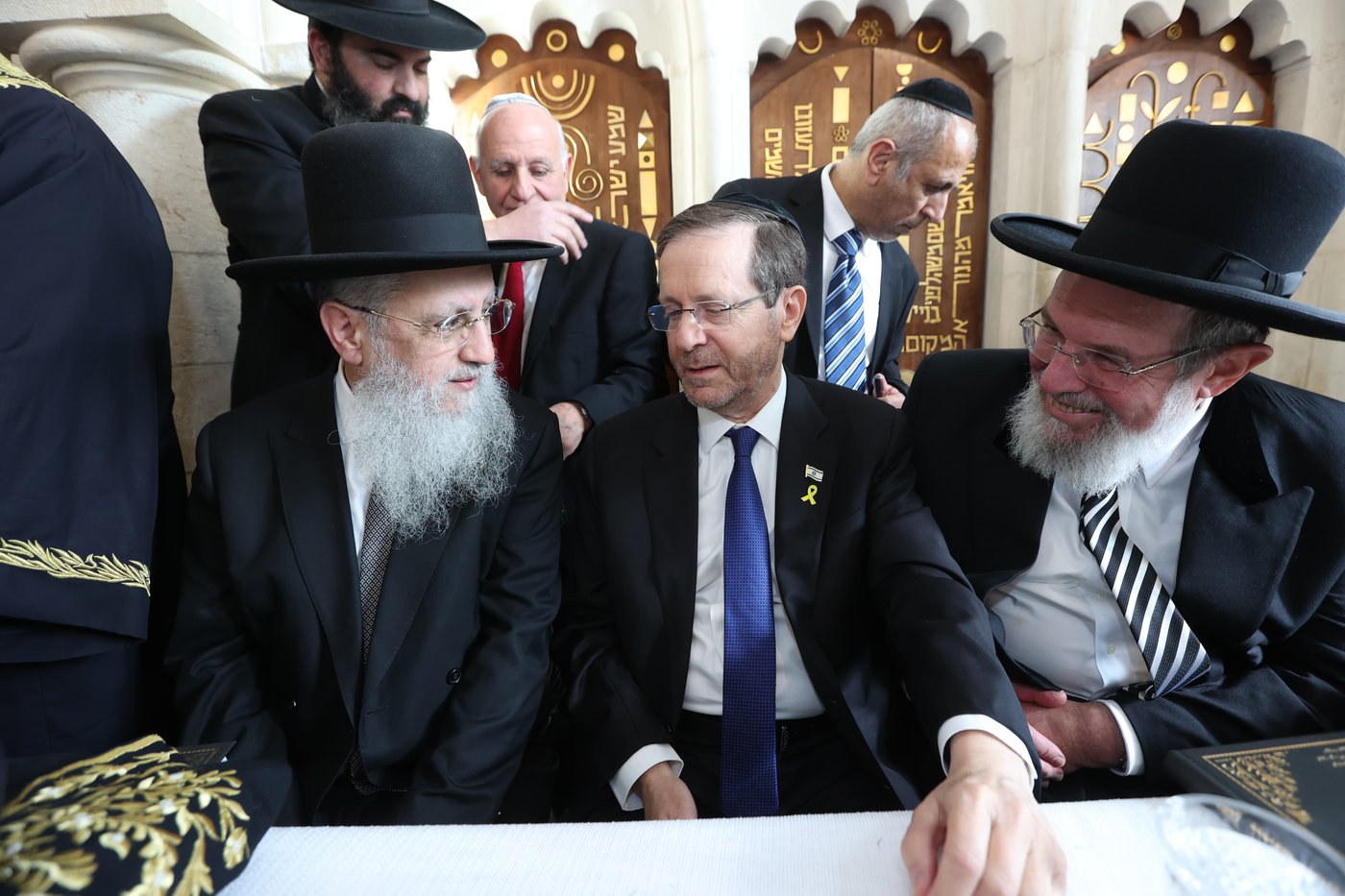הכתרת הראש"ל הרב דוד יוסף בבית הכנסת רבי יוחנן בן זכאי