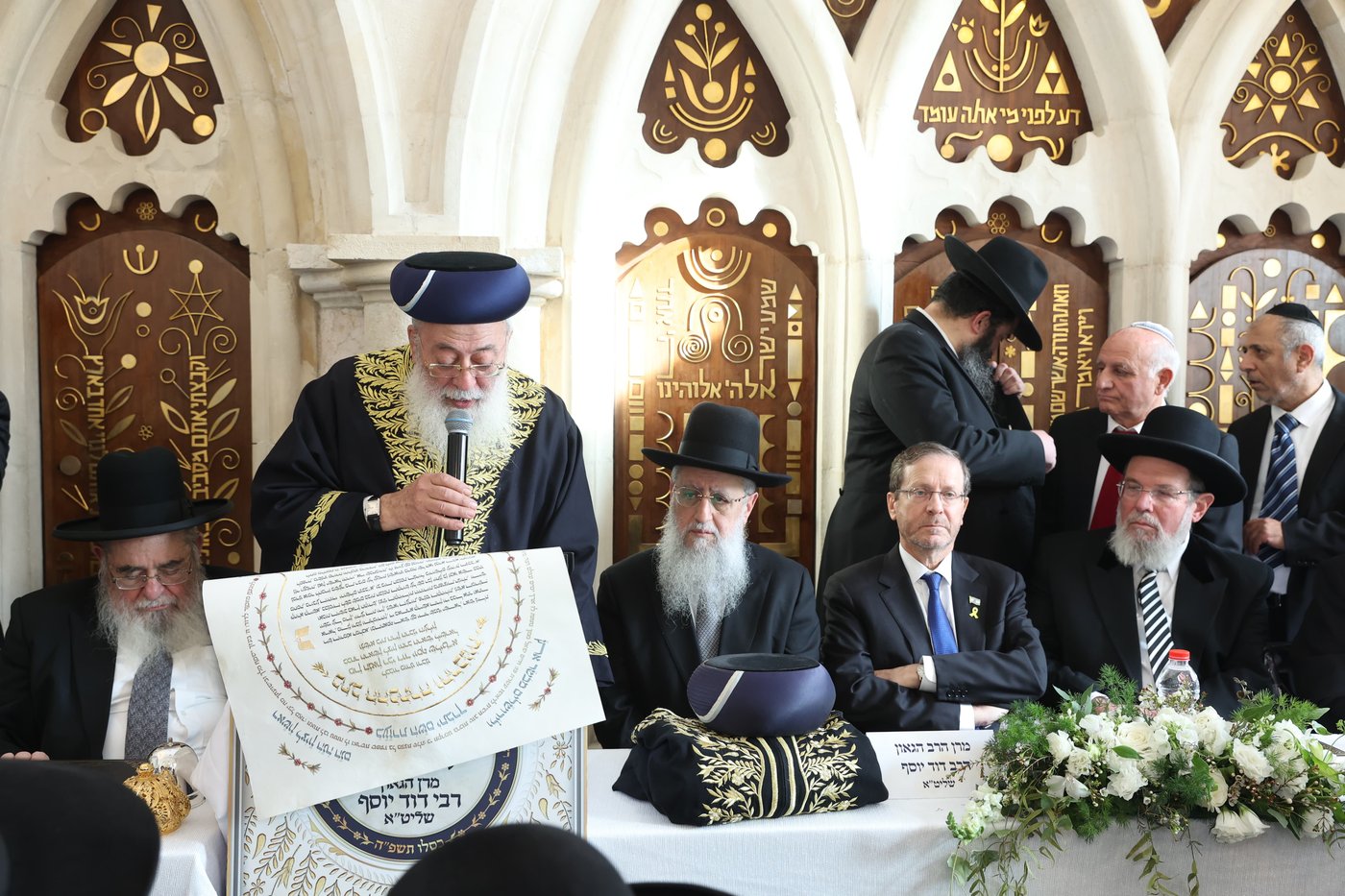 הכתרת הראש"ל הרב דוד יוסף בבית הכנסת רבי יוחנן בן זכאי